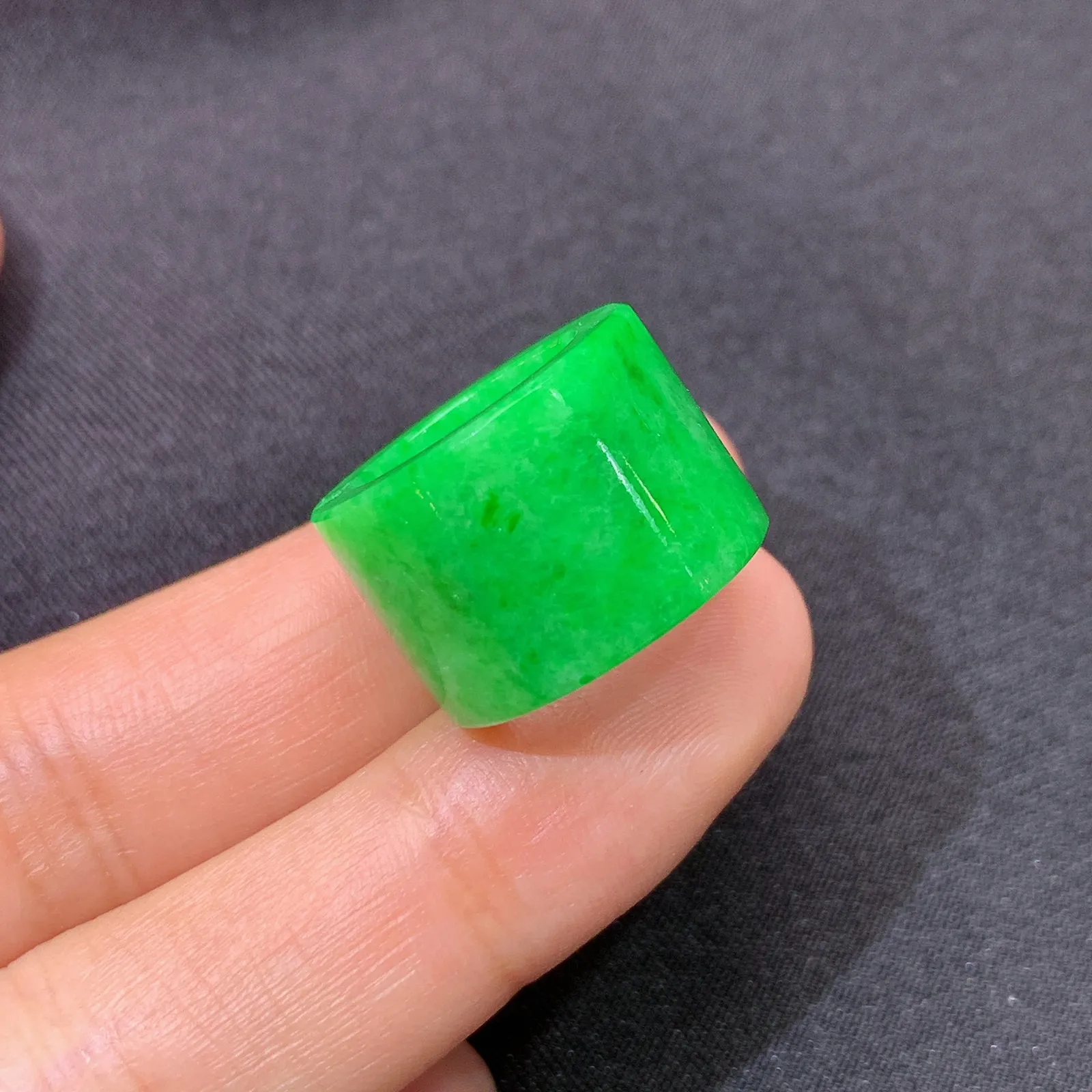 阳绿路路通，镶嵌佳品，冰润色阳，种水足 尺寸12.4*18.1