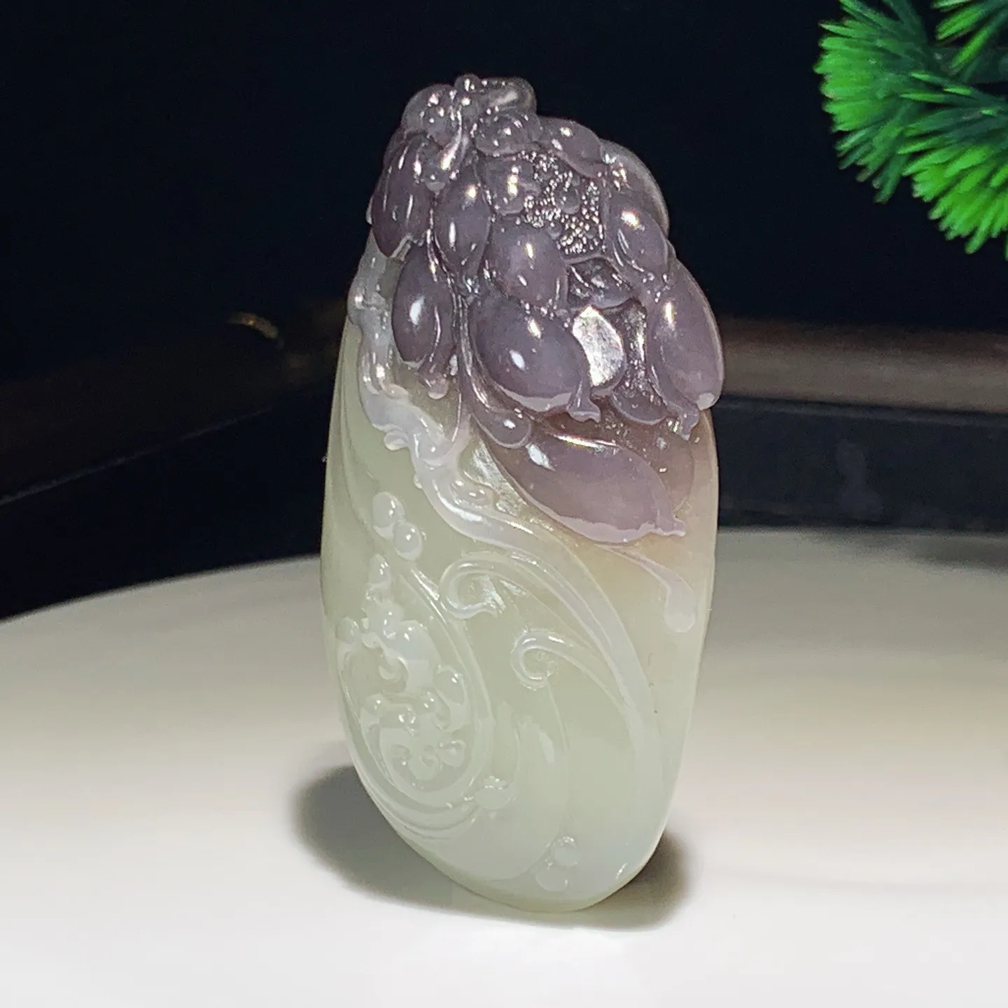 和田玉白加紫罗兰花开富贵挂件。尺寸63.9/35/22重71克 玉质细腻油润 底色纯净 脂粉好，品质好。lt251014
