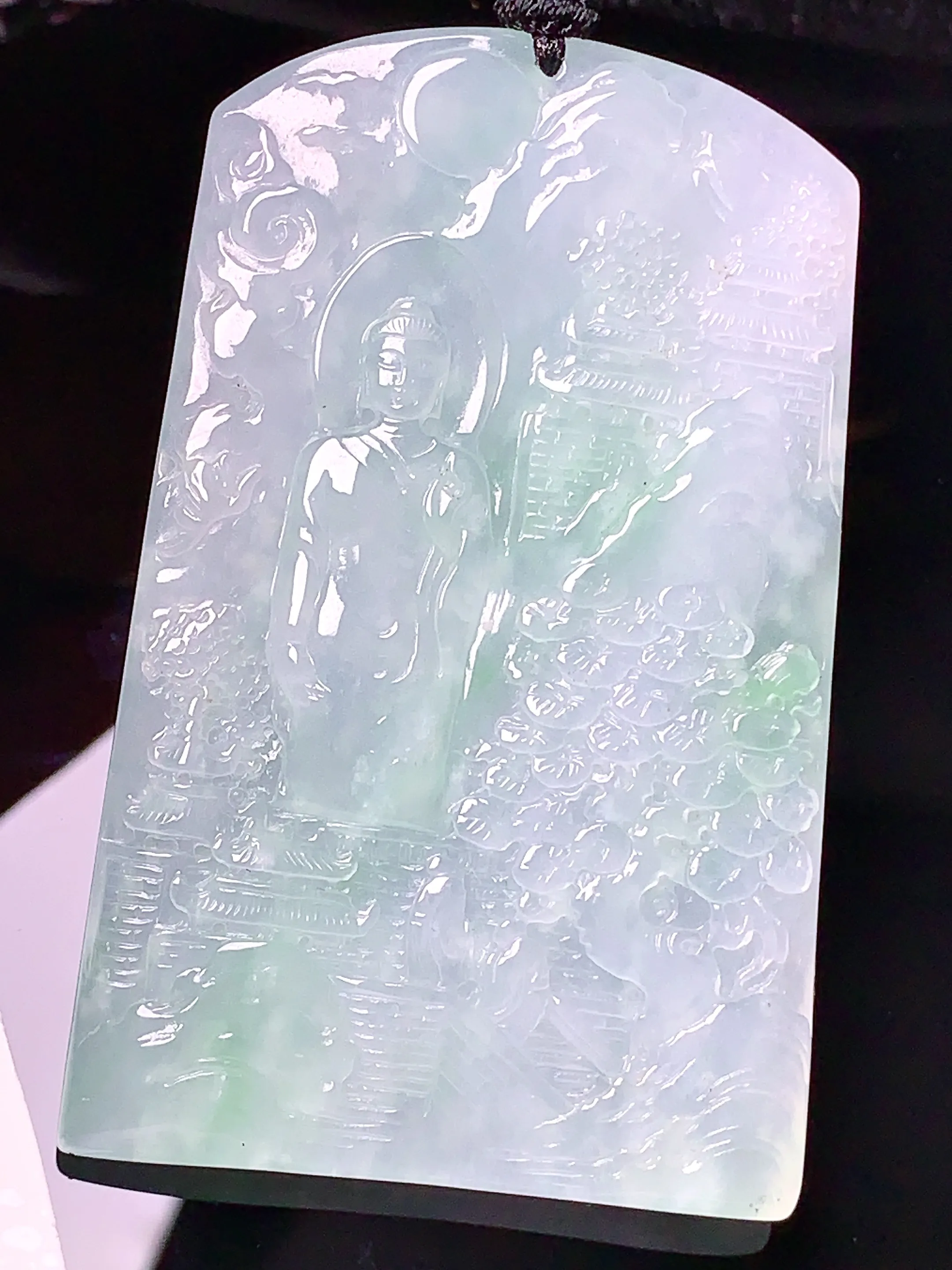 飘绿大日如来吊坠 玉质细腻 色泽清新艳丽 整体尺寸63*40.2*5.6
