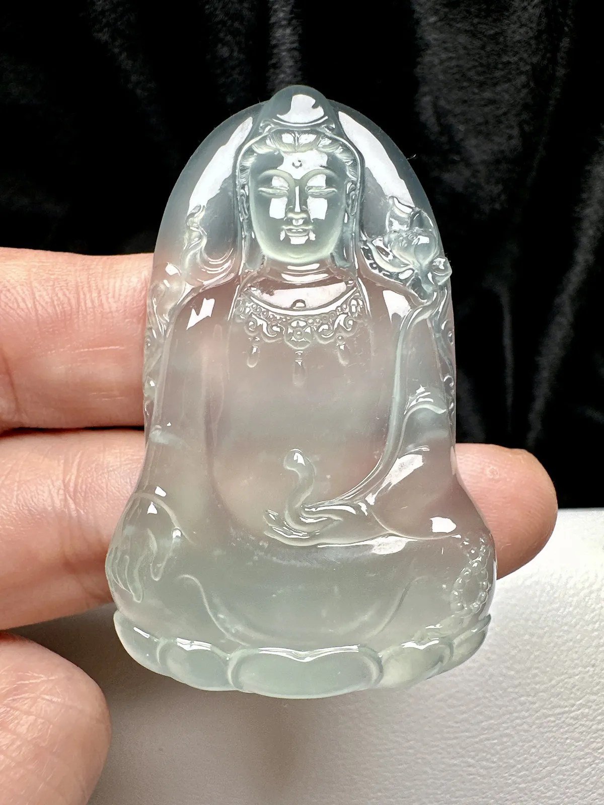 【冰种晴底素衣观音】质地细腻，通透度上佳，冰感十足，适合佩戴