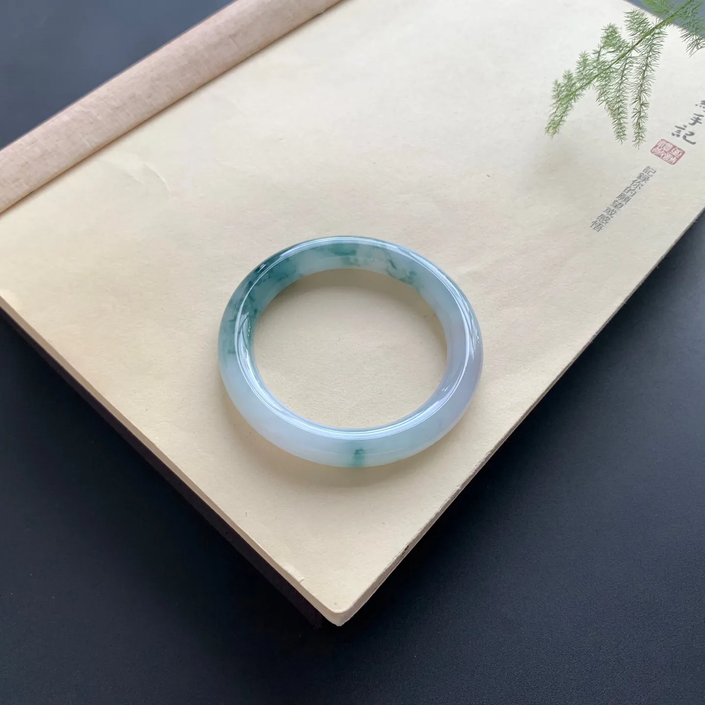 52圈口飘花圆条手镯 尺寸：52-9.5-9.8，细腻光滑，花色浓郁