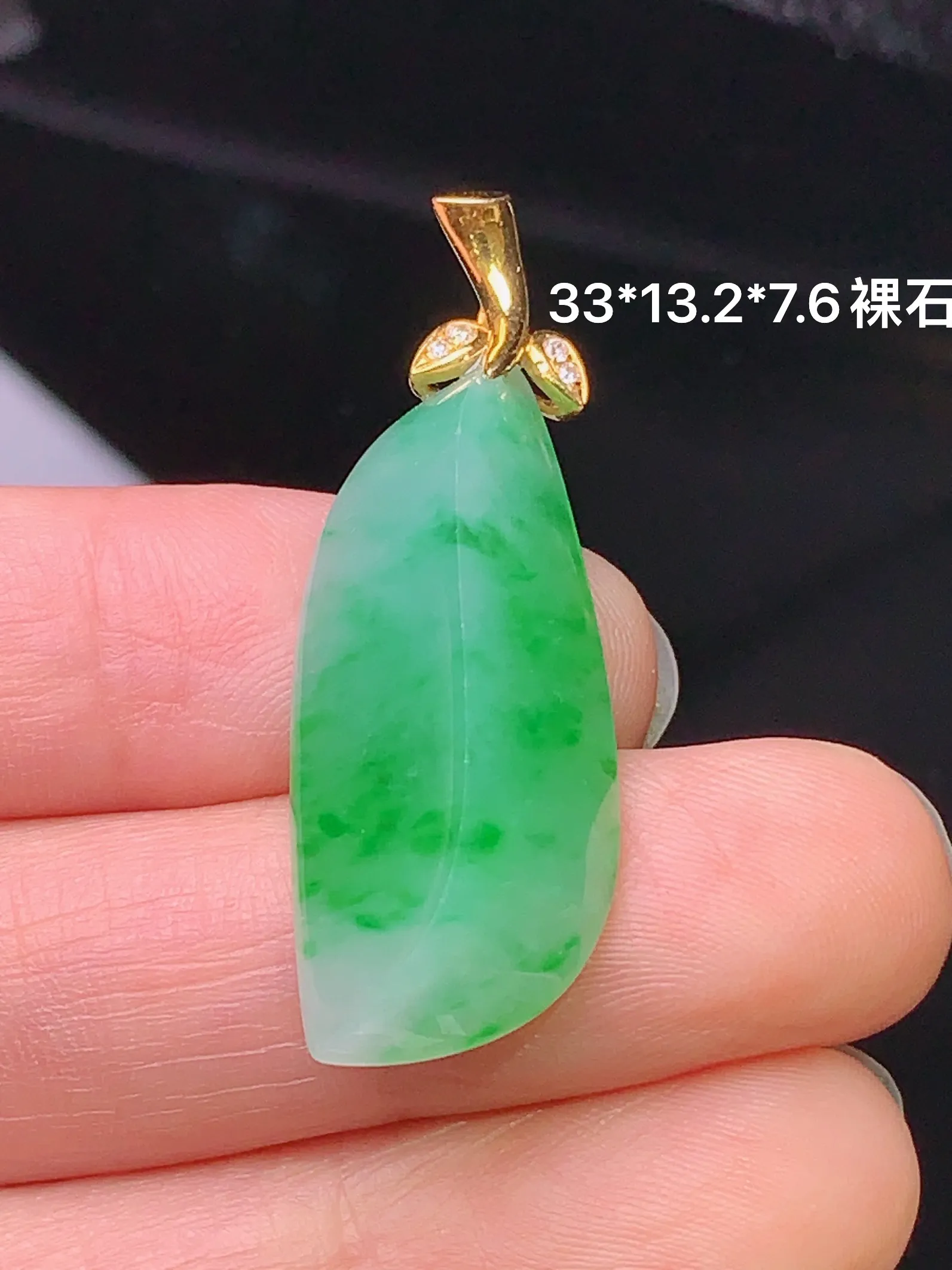 18k金钻镶嵌飘绿随形吊坠 玉质细腻 色泽清新艳丽 整体尺寸33*13.2*7.6