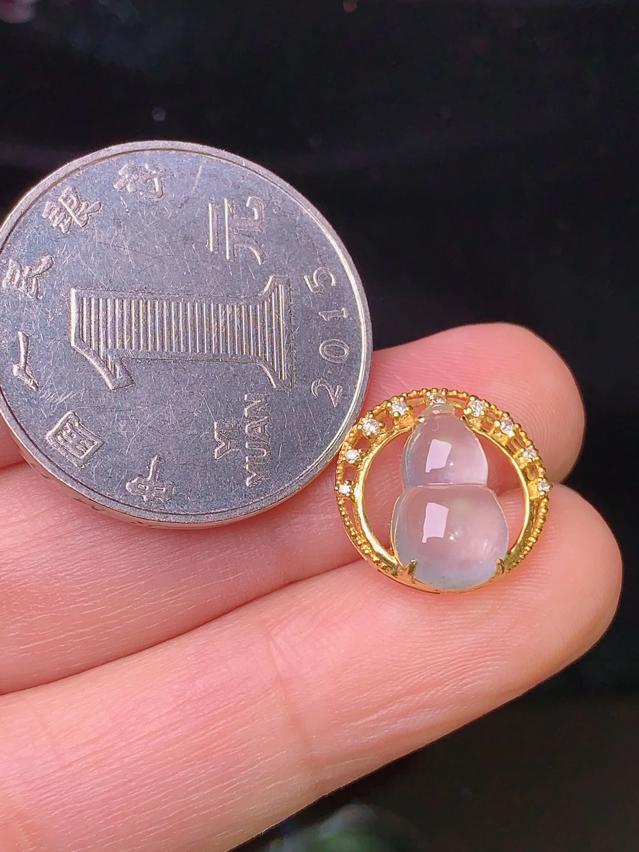 18k金钻镶嵌冰种葫芦吊坠 玉质细腻 色泽清新艳丽 整体尺寸13.5*5.5