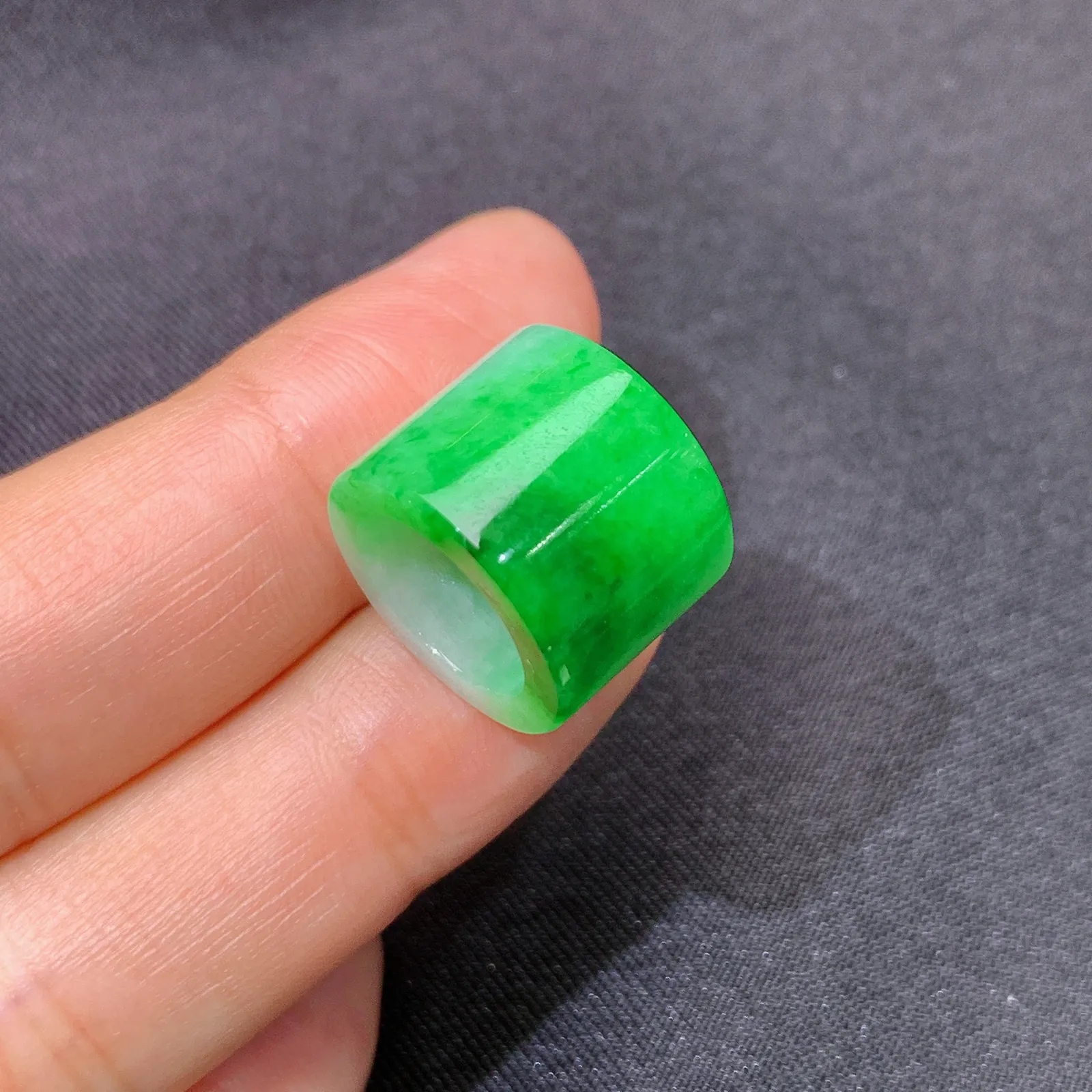 飘绿路路通，镶嵌佳品，冰润色阳，种水足 尺寸12*15.4