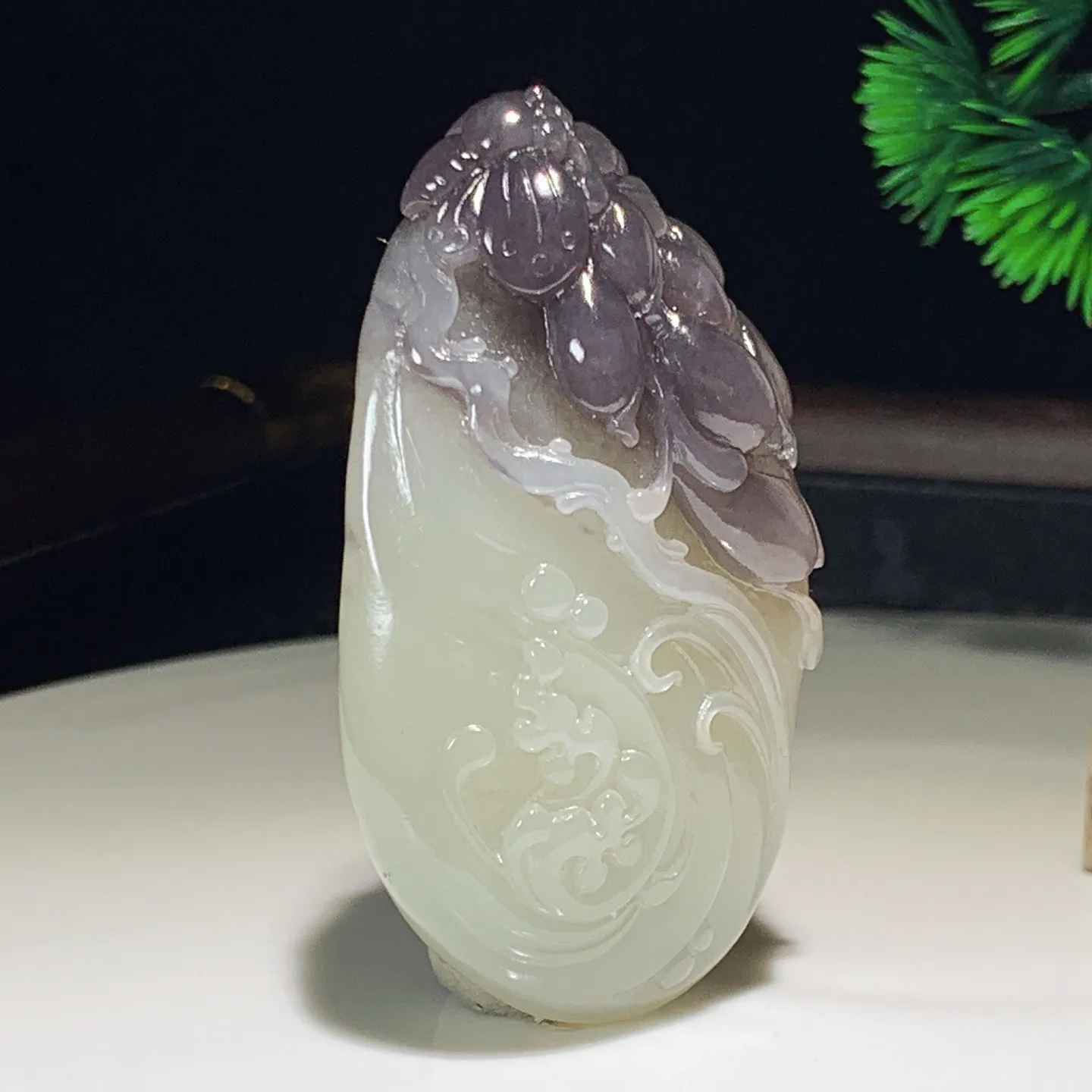 和田玉白加紫罗兰花开富贵挂件。尺寸63.9/35/22重71克 玉质细腻油润 底色纯净 脂粉好，品质
