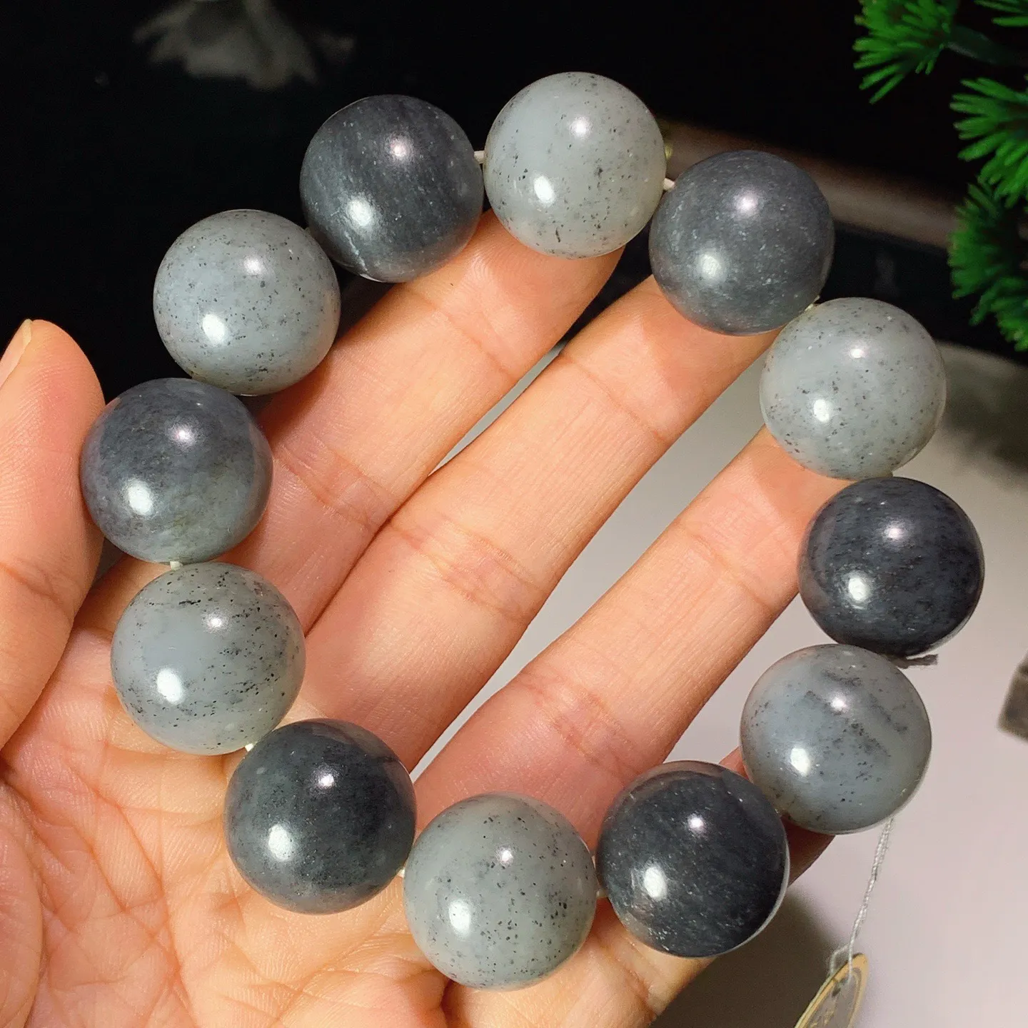 新疆和田玉青花圆珠手串。单颗尺寸18重111克 玉质细腻油润 底色纯净 脂粉好，品质好。lt251014