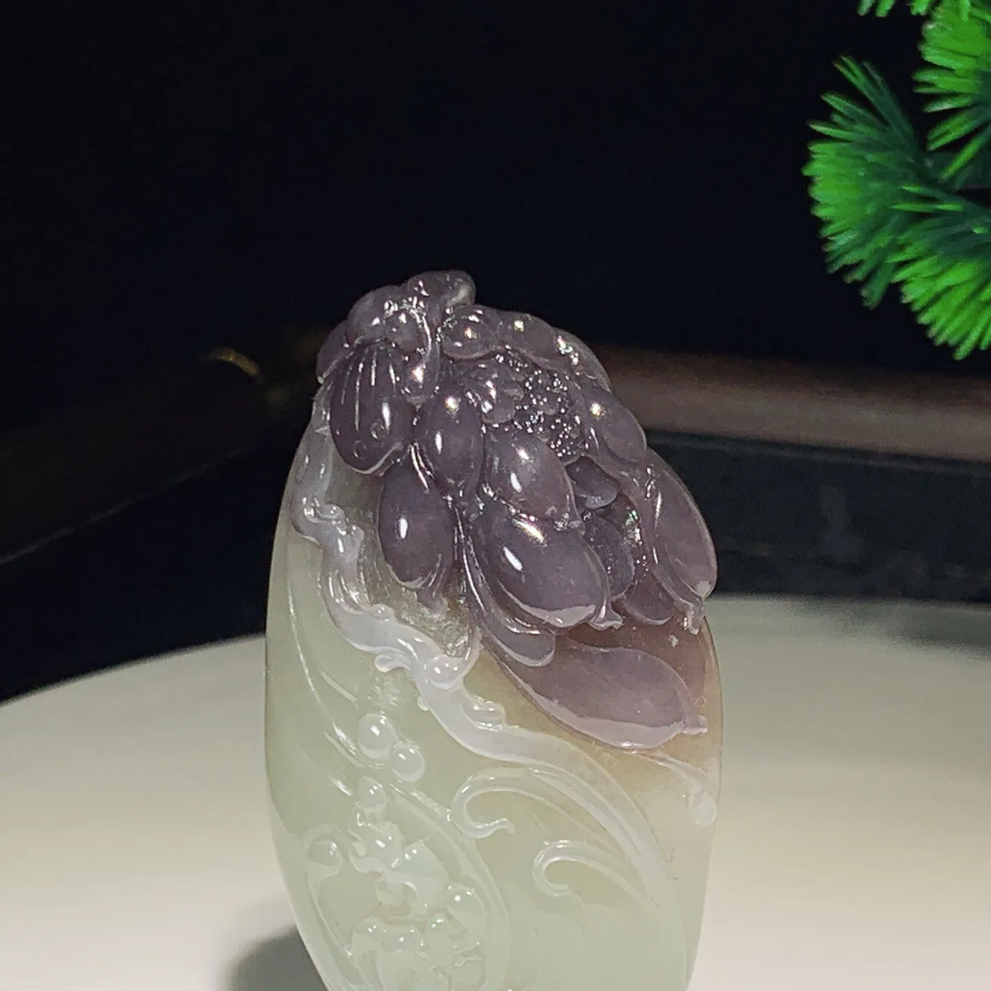 和田玉白加紫罗兰花开富贵挂件。尺寸63.9/35/22重71克 玉质细腻油润 底色纯净 脂粉好，品质好。lt251014