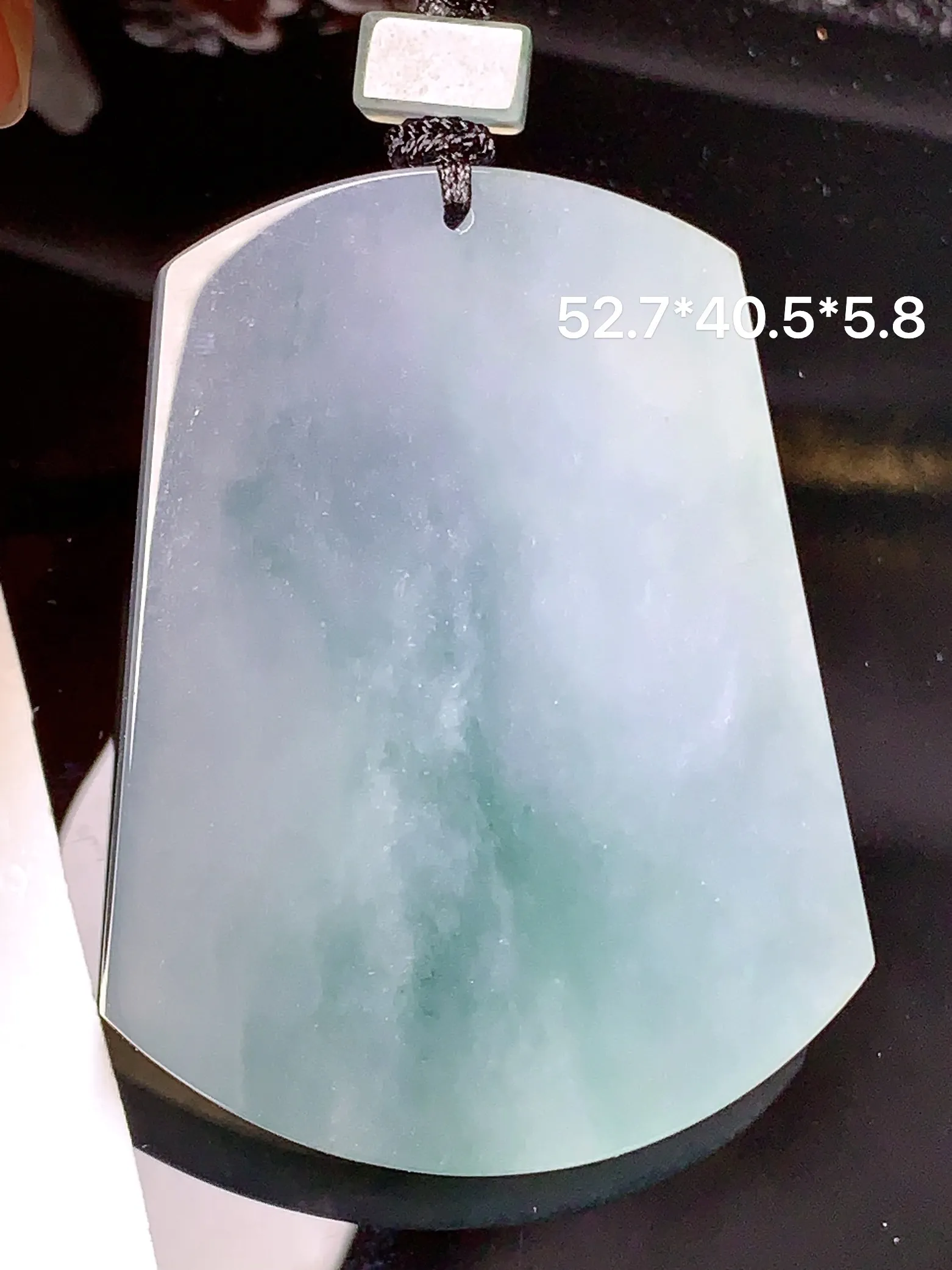 飘绿无事牌吊坠 玉质细腻 色泽清新艳丽 整体尺寸52.7*40.5*5.8