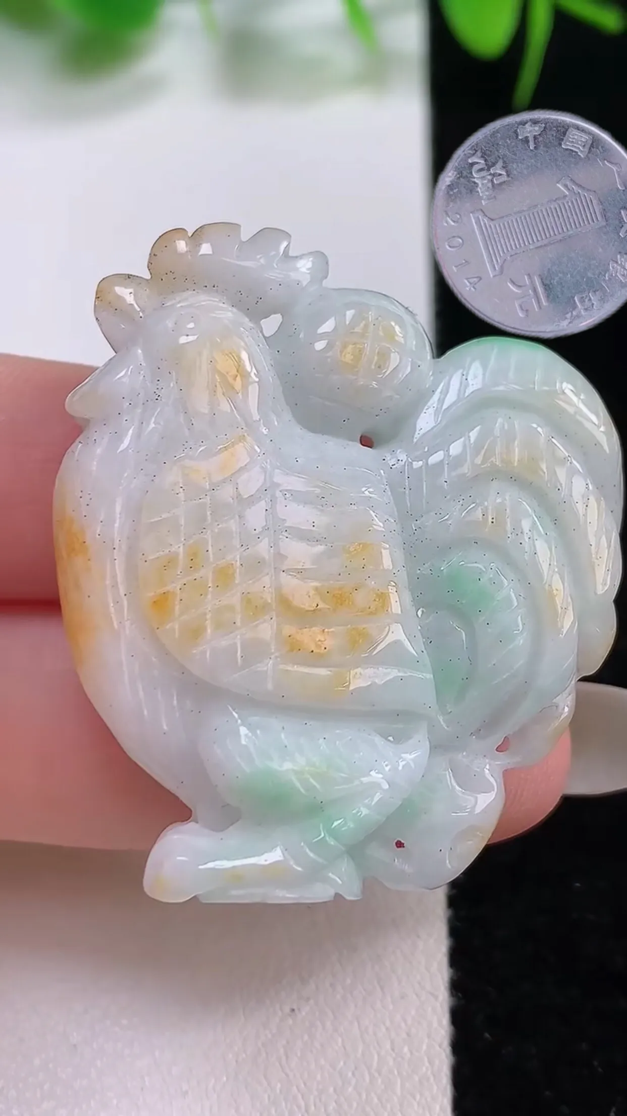 缅甸天然翡翠a货 老坑料起胶冰润 双彩黄加绿生肖鸡吊坠，尺寸41-37-10mm  y 23.37