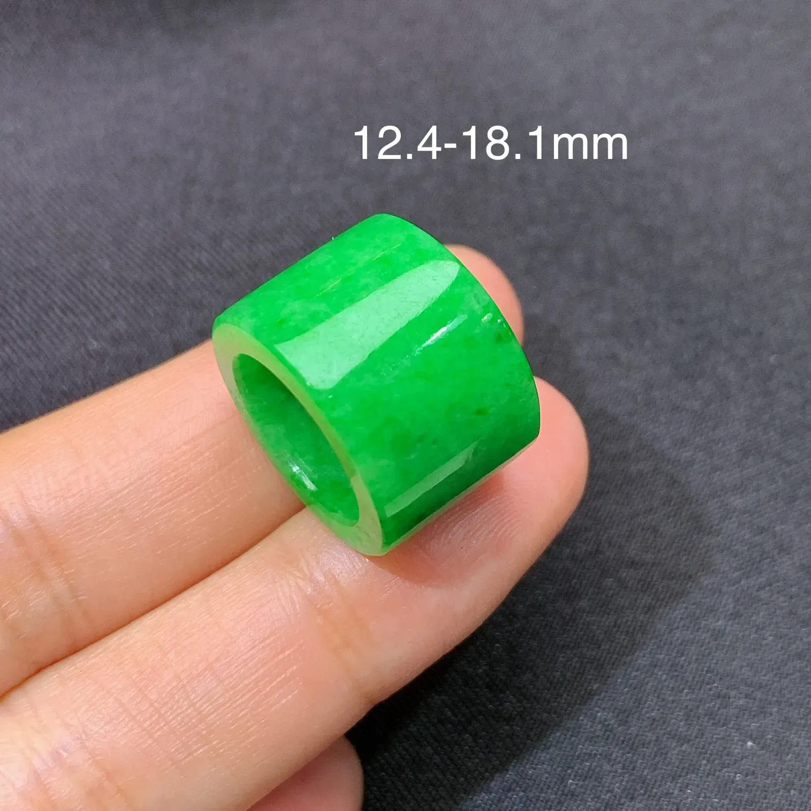 阳绿路路通，镶嵌佳品，冰润色阳，种水足 尺寸12.4*18.1