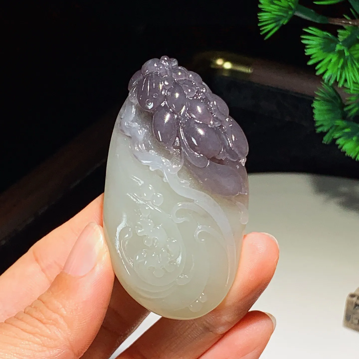和田玉白加紫罗兰花开富贵挂件。尺寸63.9/35/22重71克 玉质细腻油润 底色纯净 脂粉好，品质好。lt251014