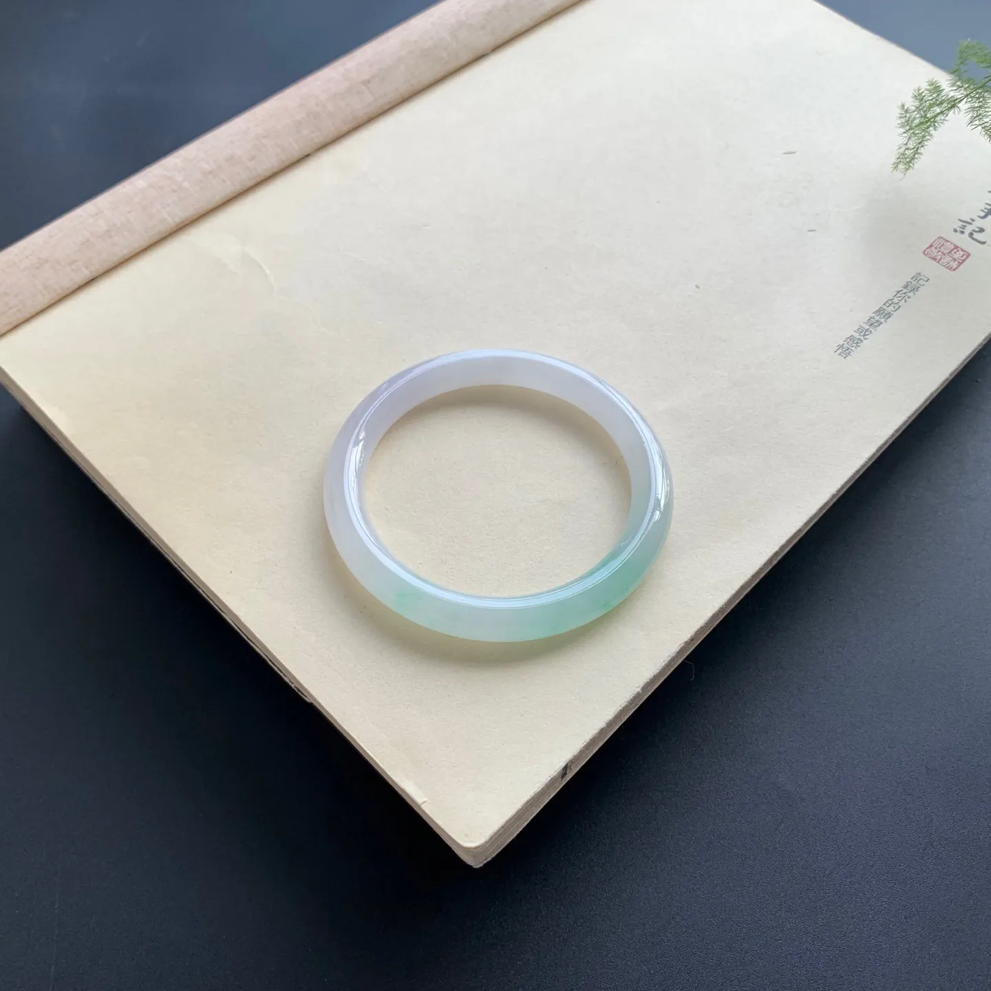 54.6圈口飘绿圆条手镯 尺寸：54.6-7.8-8，无纹裂，清爽干净，水润起胶