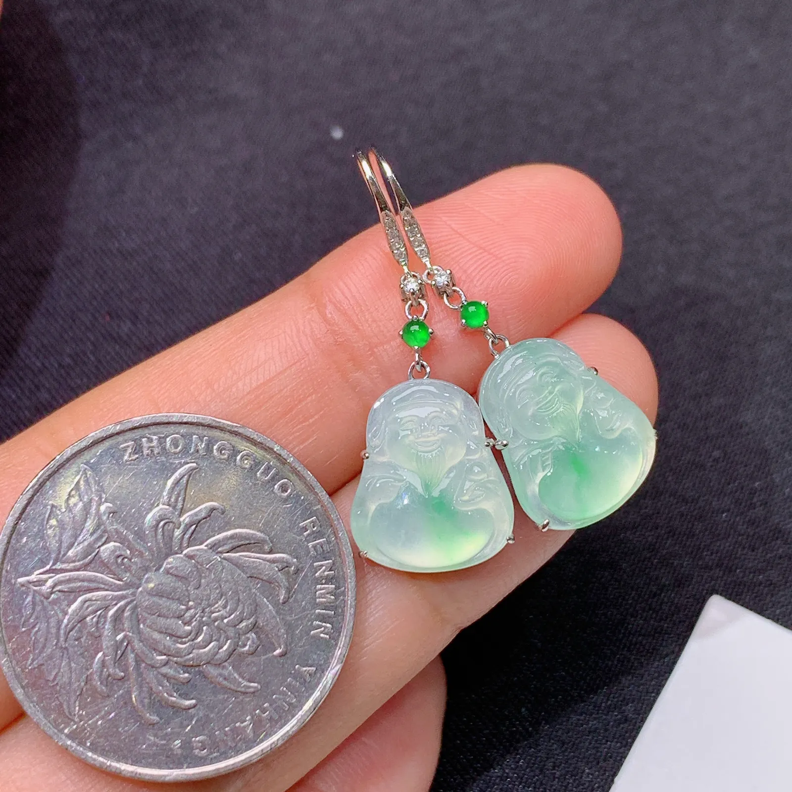 冰飘绿财神耳坠，18k金镶嵌，简约时尚，冰润细腻，种水足 尺寸12.5*11*2