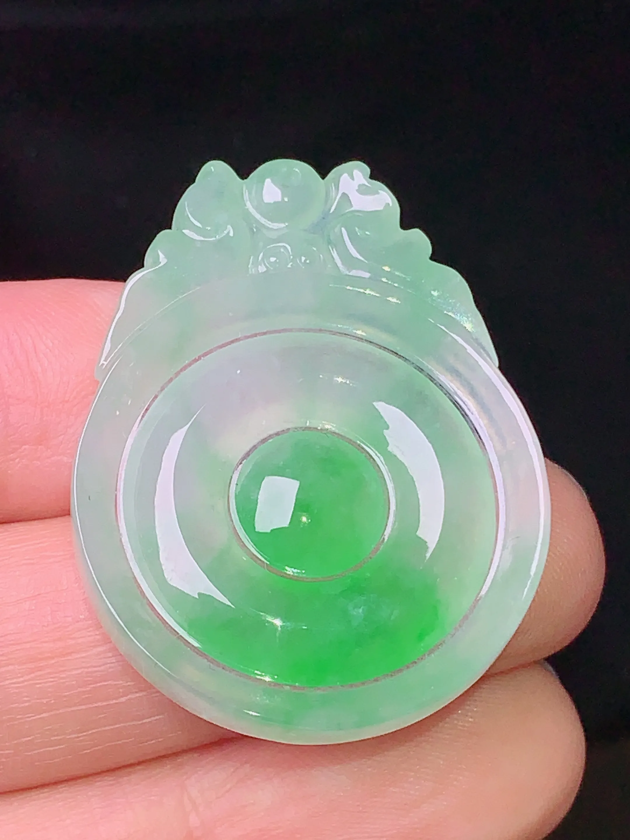 飘绿福在眼前吊坠 玉质细腻 色泽清新艳丽 整体尺寸33.8*26*3.6