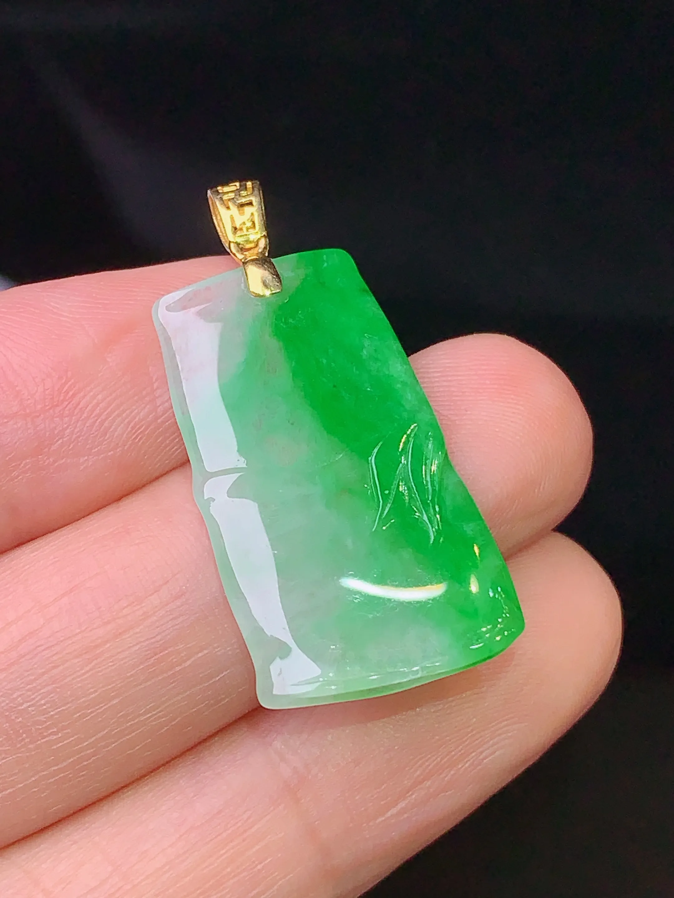 18k金镶嵌飘绿竹节吊坠 玉质细腻 色泽清新艳丽 整体尺寸31.5*15*2.8