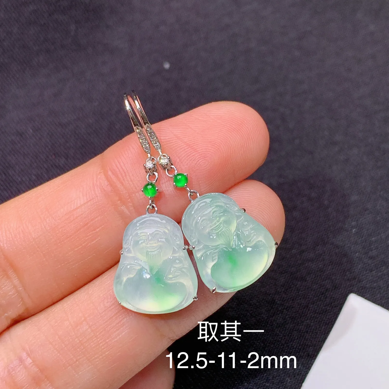 冰飘绿财神耳坠，18k金镶嵌，简约时尚，冰润细腻，种水足 尺寸12.5*11*2