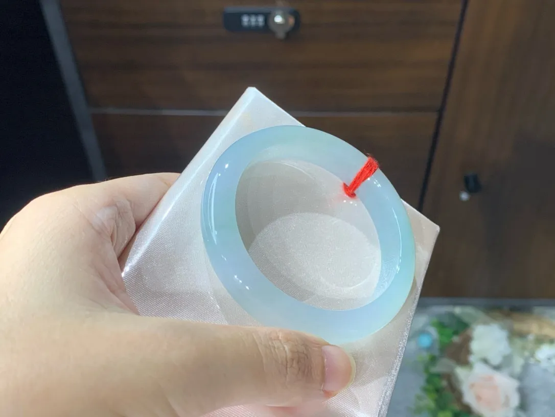 强烈推荐来捡漏，52圈口晴水正圈手镯，种老起胶，冰清玉洁，水润光泽，种水冰透，卡52-11.5-7.8