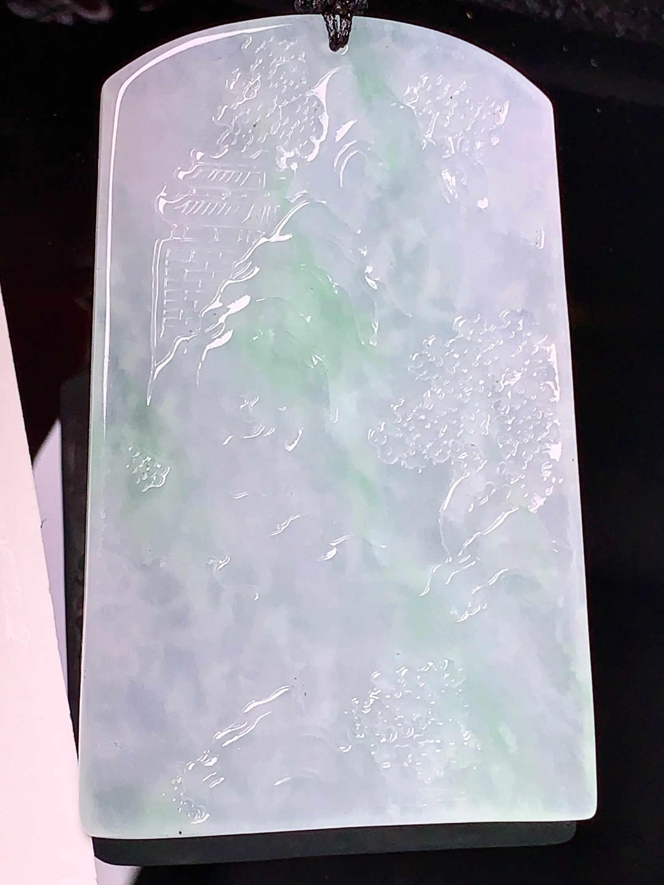 飘绿大日如来吊坠 玉质细腻 色泽清新艳丽 整体尺寸63*40.2*5.6