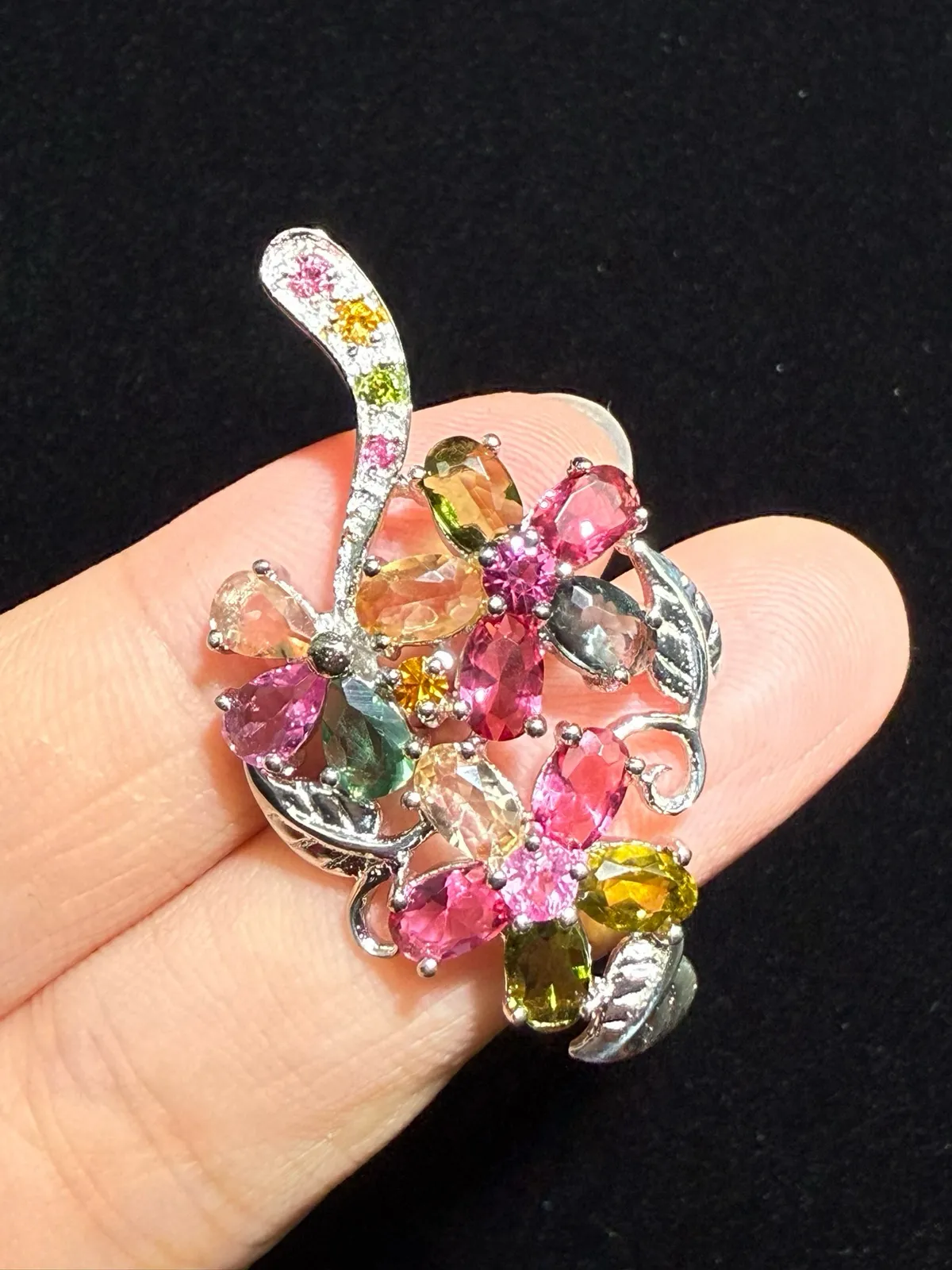 天然巴西糖果色碧玺吊坠，整体尺寸42.6*24mm，925银精工镶嵌，彩虹碧玺吊坠，手工精心选料[色