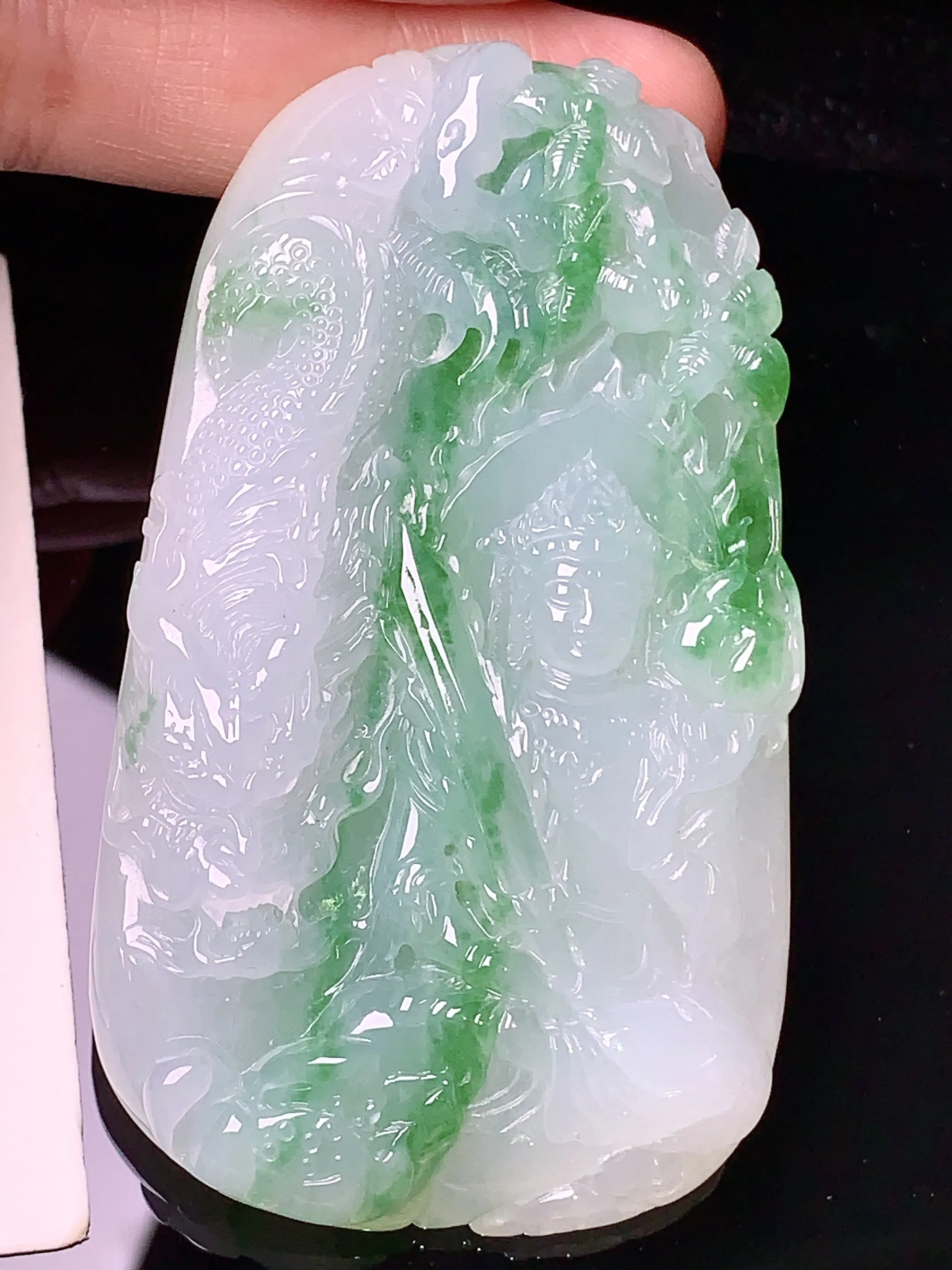 飘绿盘龙观音菩萨吊坠 玉质细腻 色泽清新艳丽 整体尺寸68*39.8*10