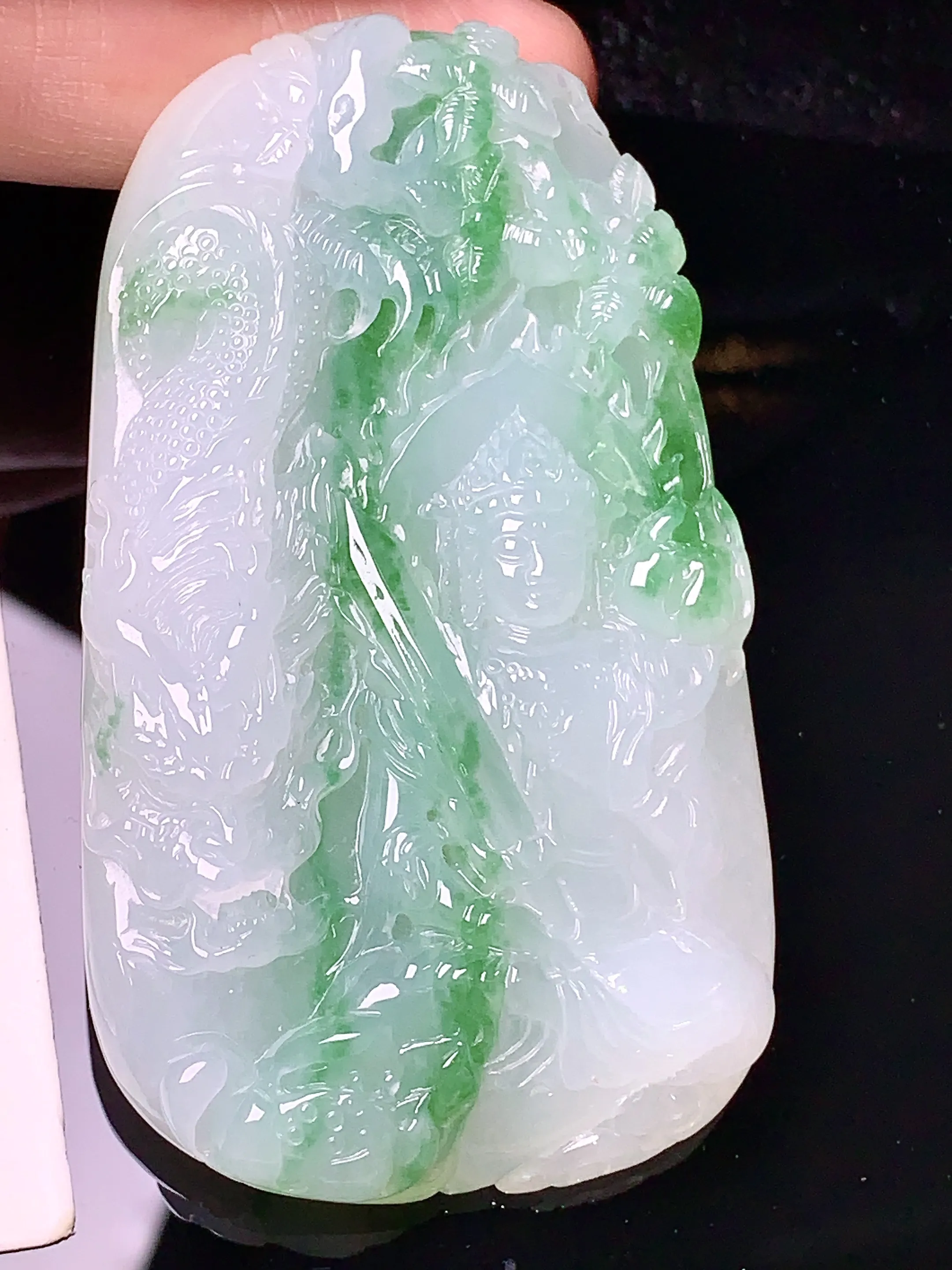 飘绿盘龙观音菩萨吊坠 玉质细腻 色泽清新艳丽 整体尺寸68*39.8*10