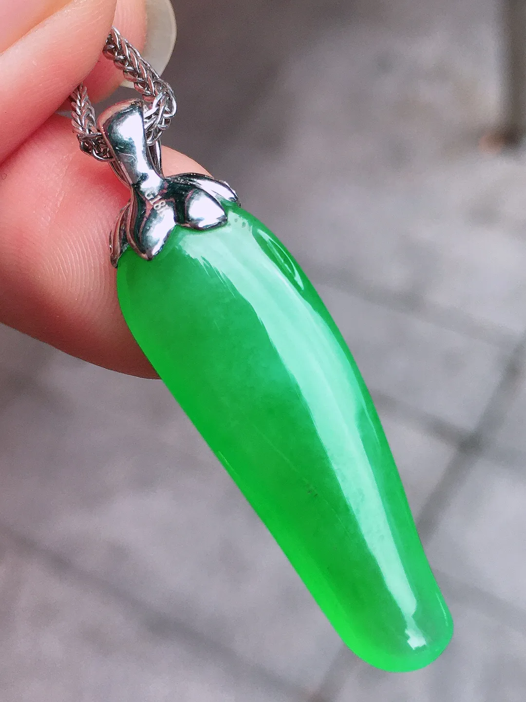 阳绿福瓜吊坠，色泽均匀艳丽，玉质细腻，荧光感超
强，饱满圆润，尽显优雅气质，18k
金豪华镶嵌