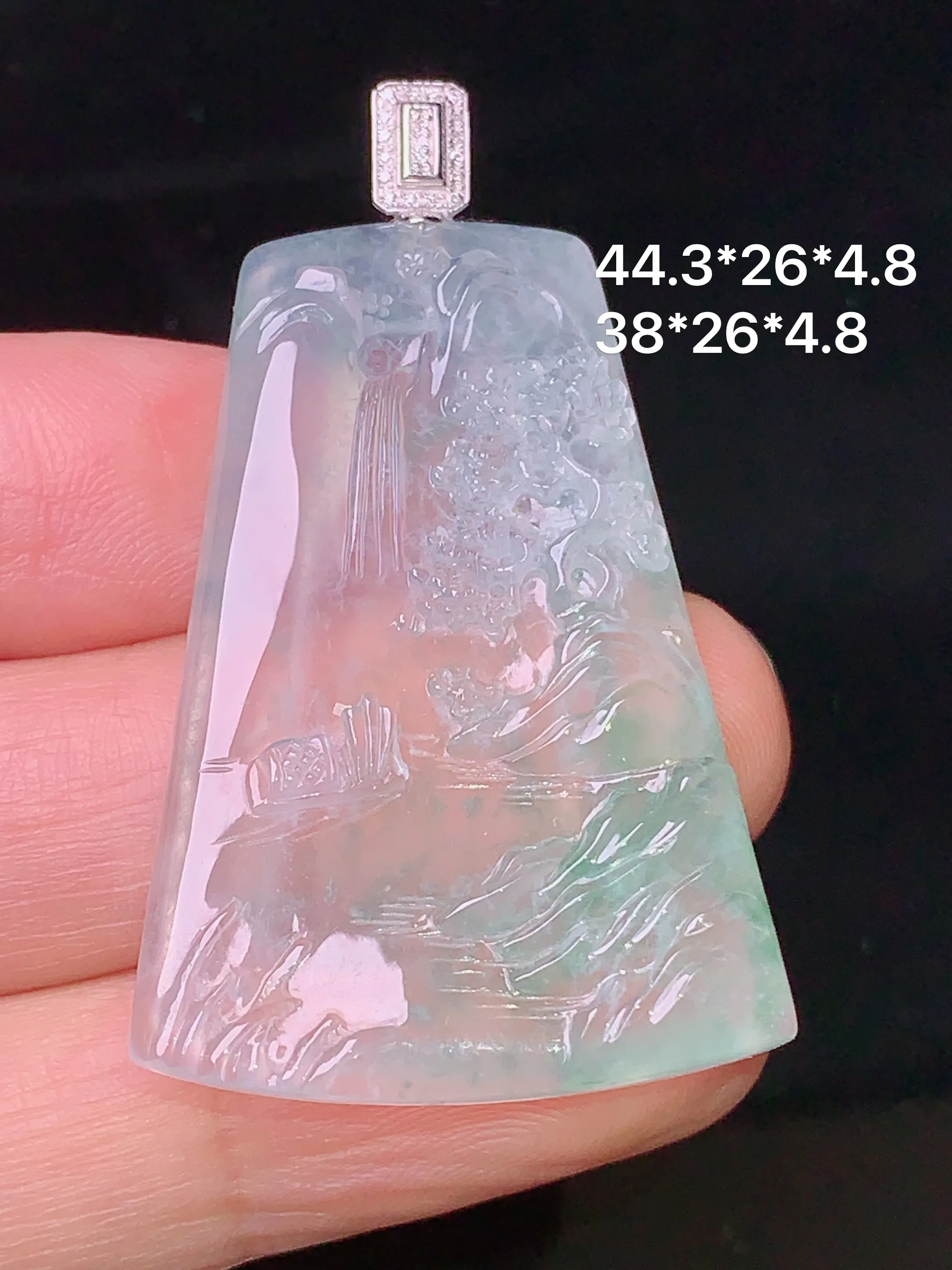 18k金钻镶嵌冰种山水吊坠 玉质细腻 色泽清新艳丽 整体尺寸44.3*26*4.8