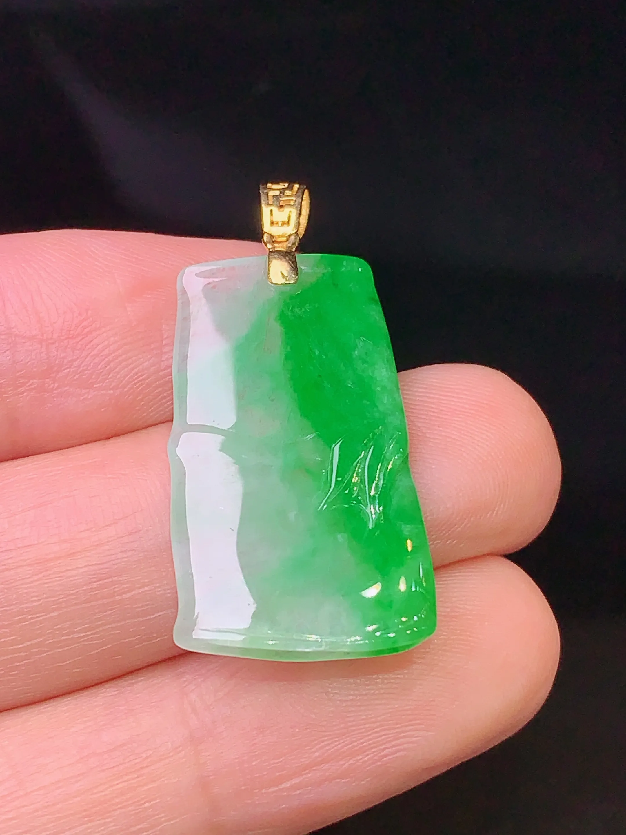 18k金镶嵌飘绿竹节吊坠 玉质细腻 色泽清新艳丽 整体尺寸31.5*15*2.8