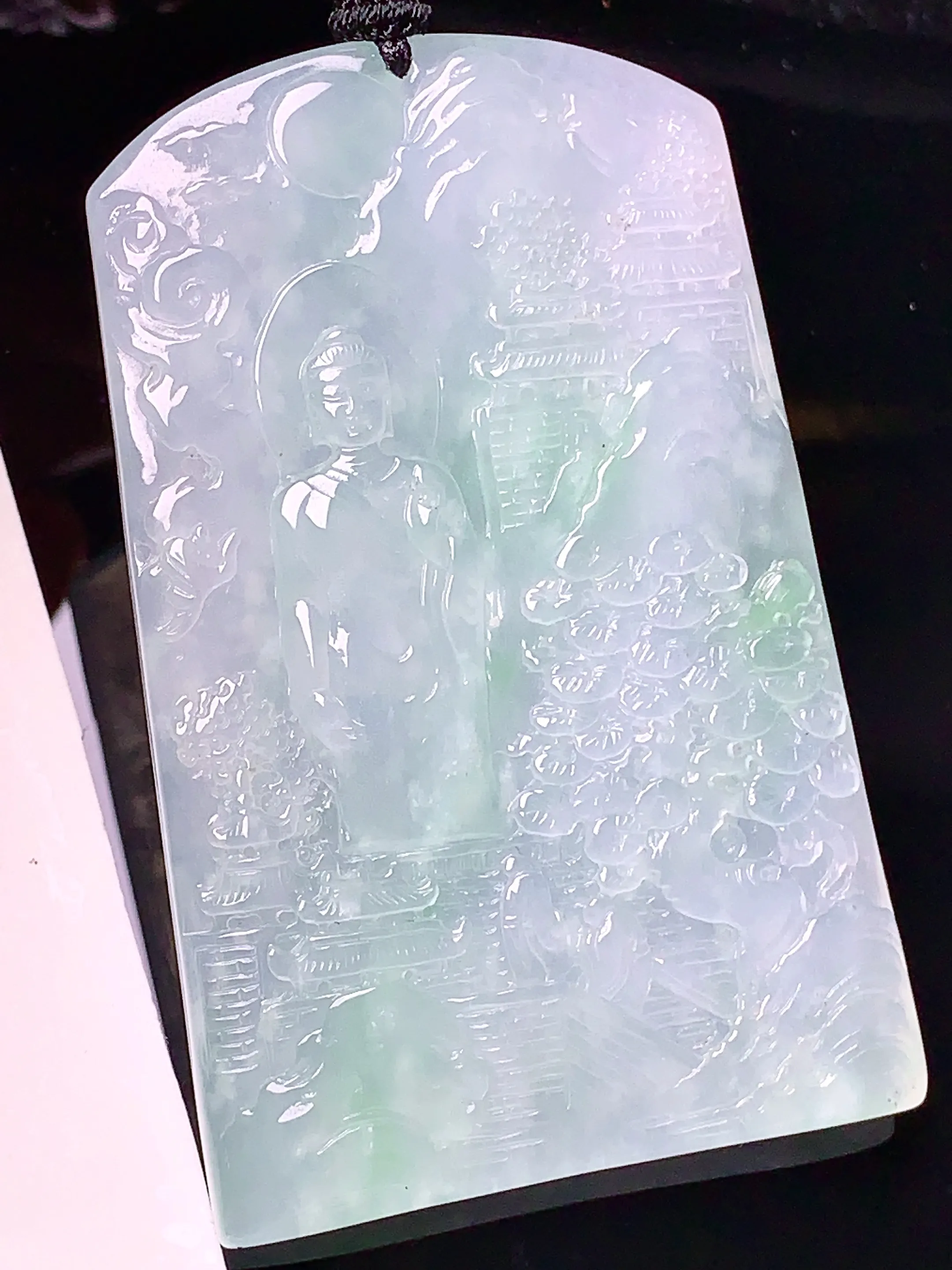 飘绿大日如来吊坠 玉质细腻 色泽清新艳丽 整体尺寸63*40.2*5.6