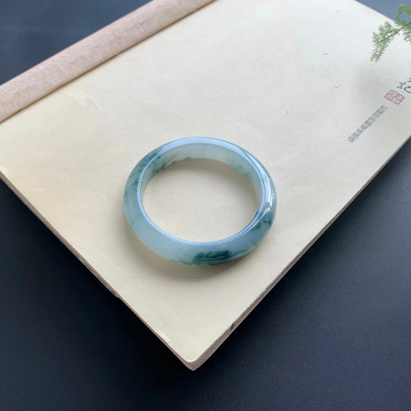 53.8圈口飘花正圈手镯 尺寸：53.8-10-8，无纹裂，细腻光滑，花色唯美