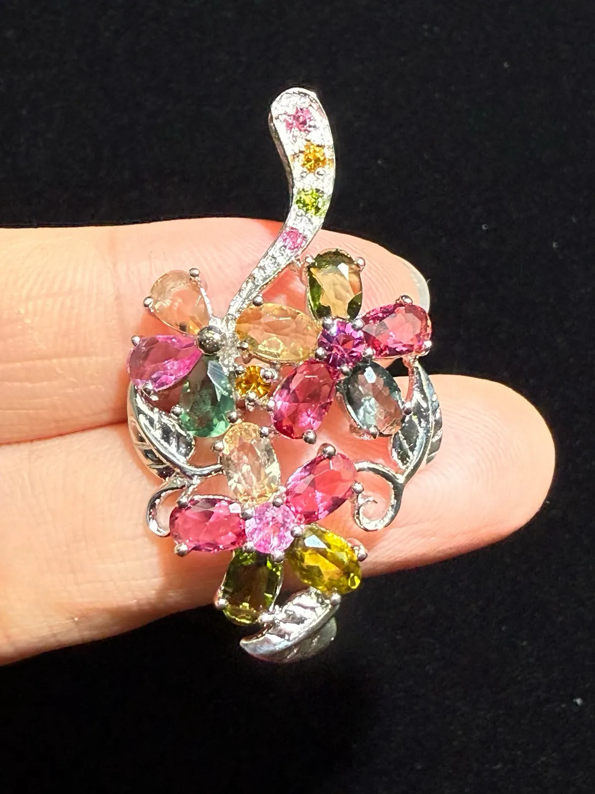 天然巴西糖果色碧玺吊坠，整体尺寸42.6*24mm，925银精工镶嵌，彩虹碧玺吊坠，手工精心选料[色]颜色美，晶体好，近全净体