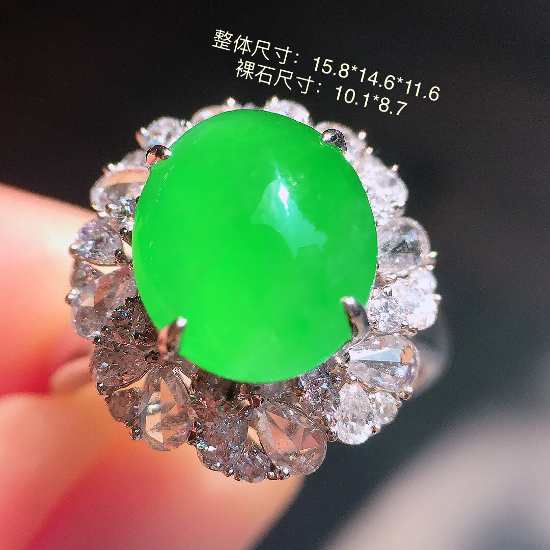 阳绿蛋面戒指，色泽均匀艳丽，玉质细腻，荧光感超
强，饱满圆润，尽显优雅气质，18k
金豪华镶嵌