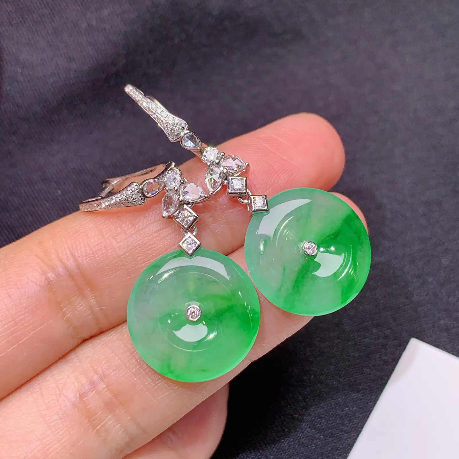 冰飘绿平安扣耳坠，18k金镶嵌，简约时尚，冰润色阳，种水足 裸石16.5*3.3