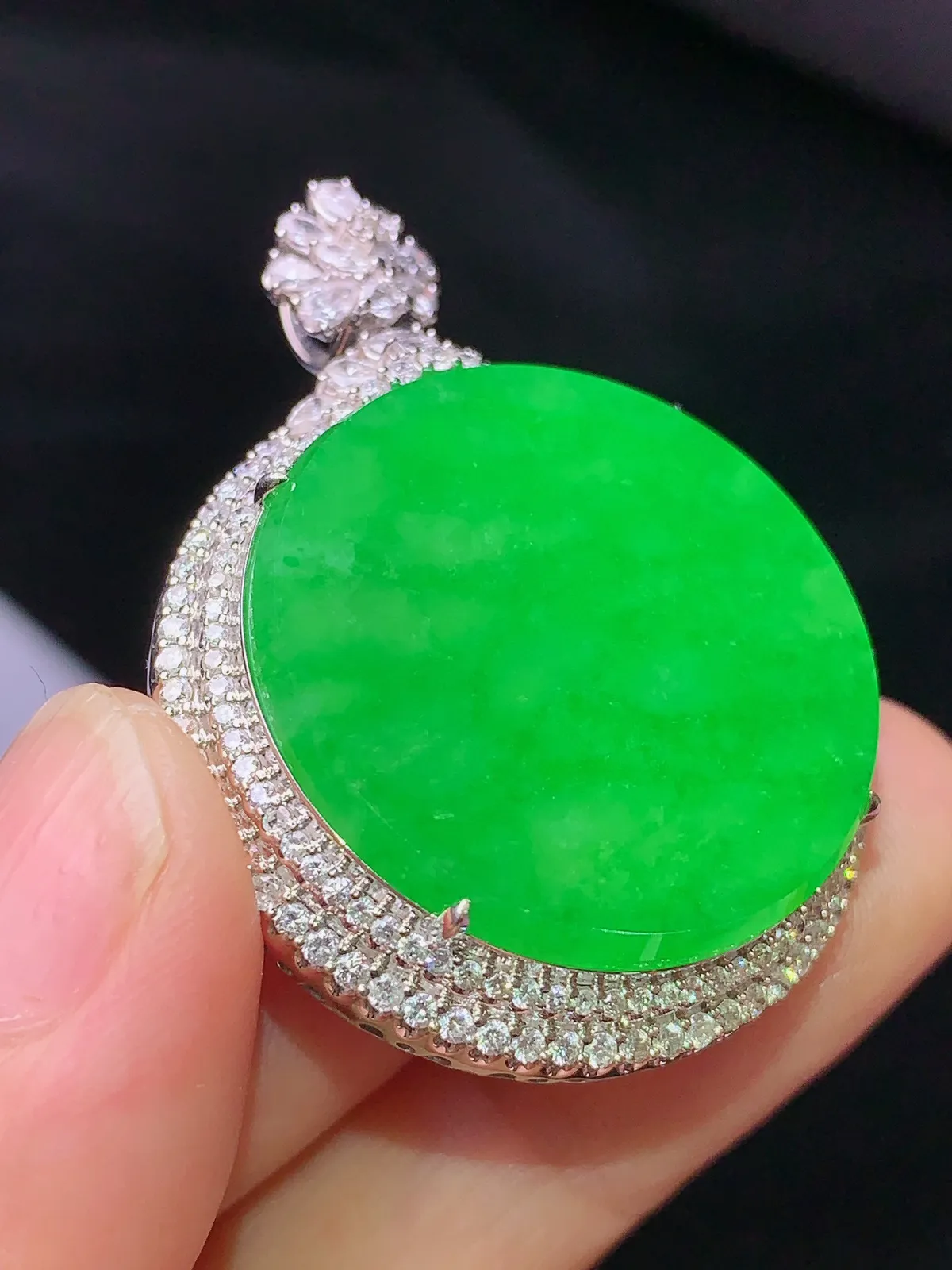 18k金钻镶嵌满绿圆牌吊坠 玉质细腻 色泽艳丽 整体尺寸40*30.3*12.2