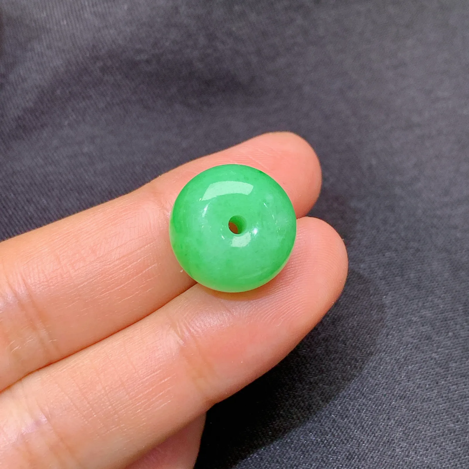 阳绿路路通，镶嵌佳品，冰润色阳，种水足 尺寸14.5*10.3