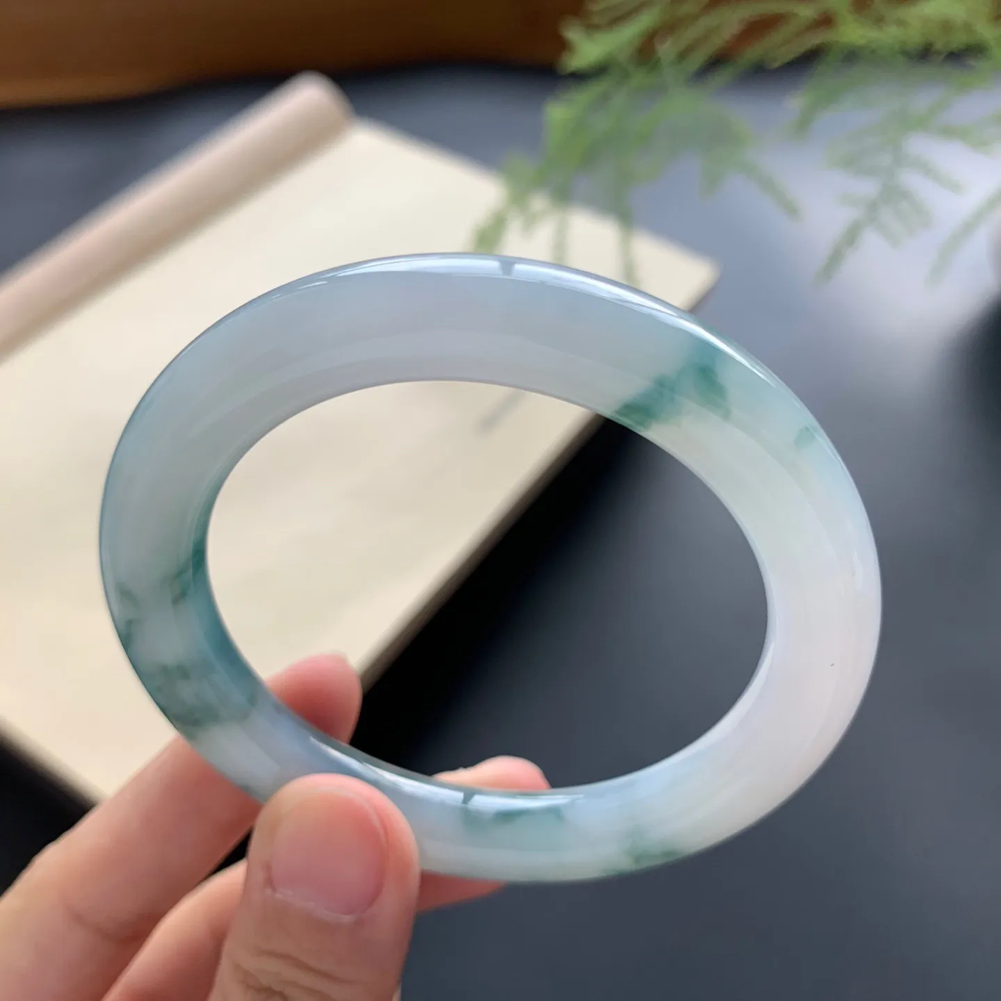 52圈口飘花圆条手镯 尺寸：52-9.5-9.8，细腻光滑，花色浓郁
