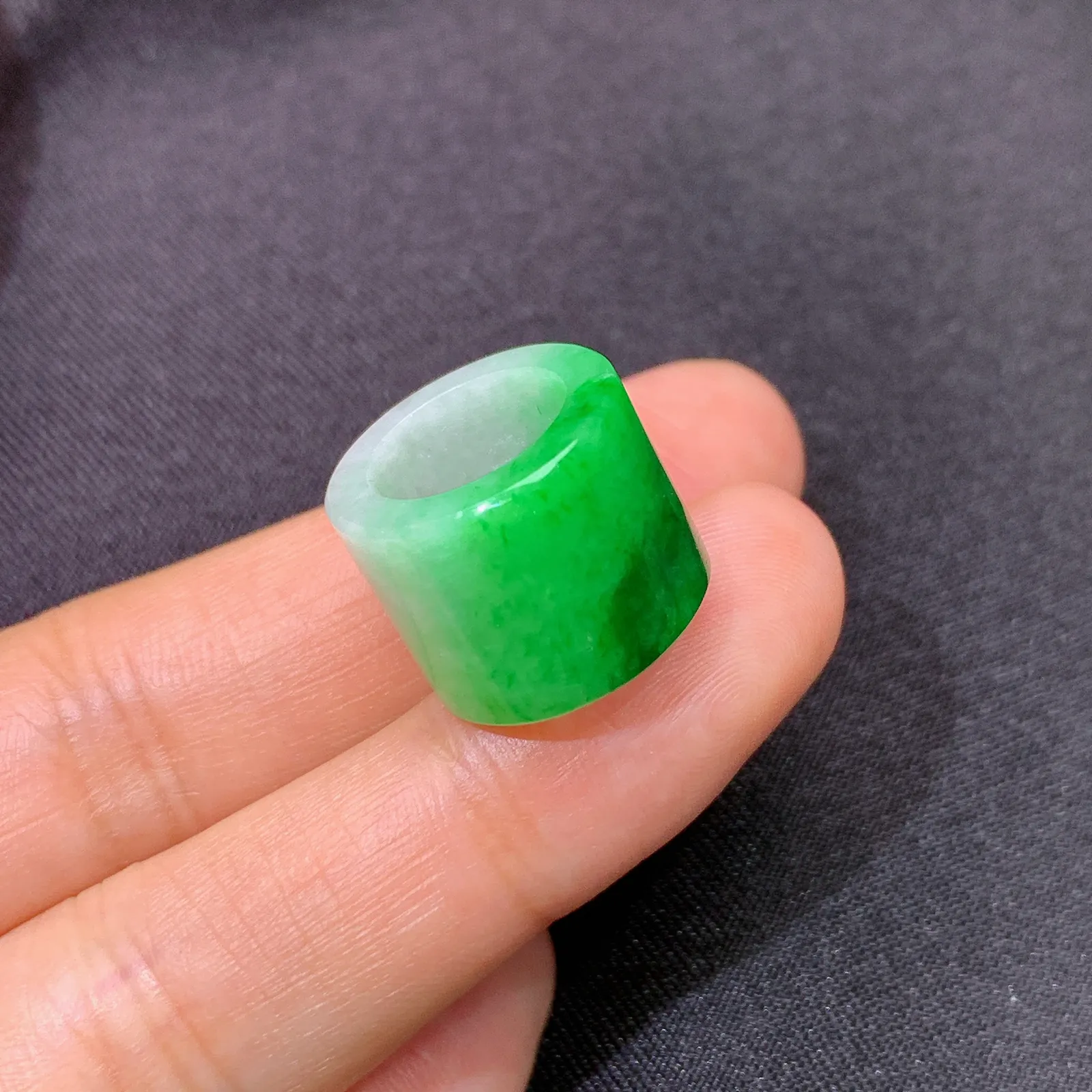 飘绿路路通，镶嵌佳品，冰润色阳，种水足 尺寸12*15.4
