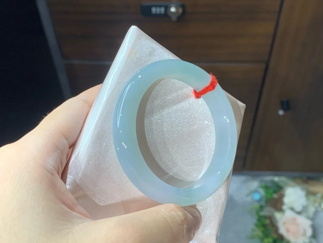 强烈推荐来捡漏，52圈口晴水正圈手镯，种老起胶，冰清玉洁，水润光泽，种水冰透，卡52-11.5-7.8
