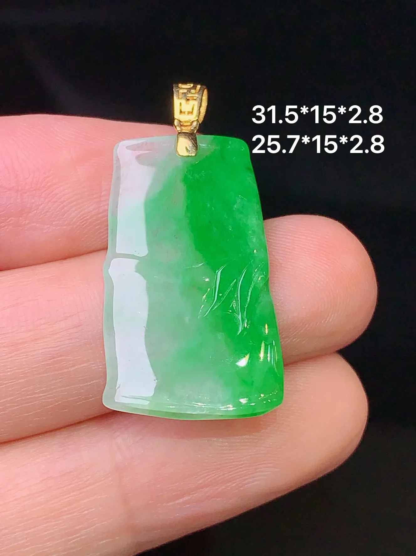 18k金镶嵌飘绿竹节吊坠 玉质细腻 色泽清新艳丽 整体尺寸31.5*15*2.8
