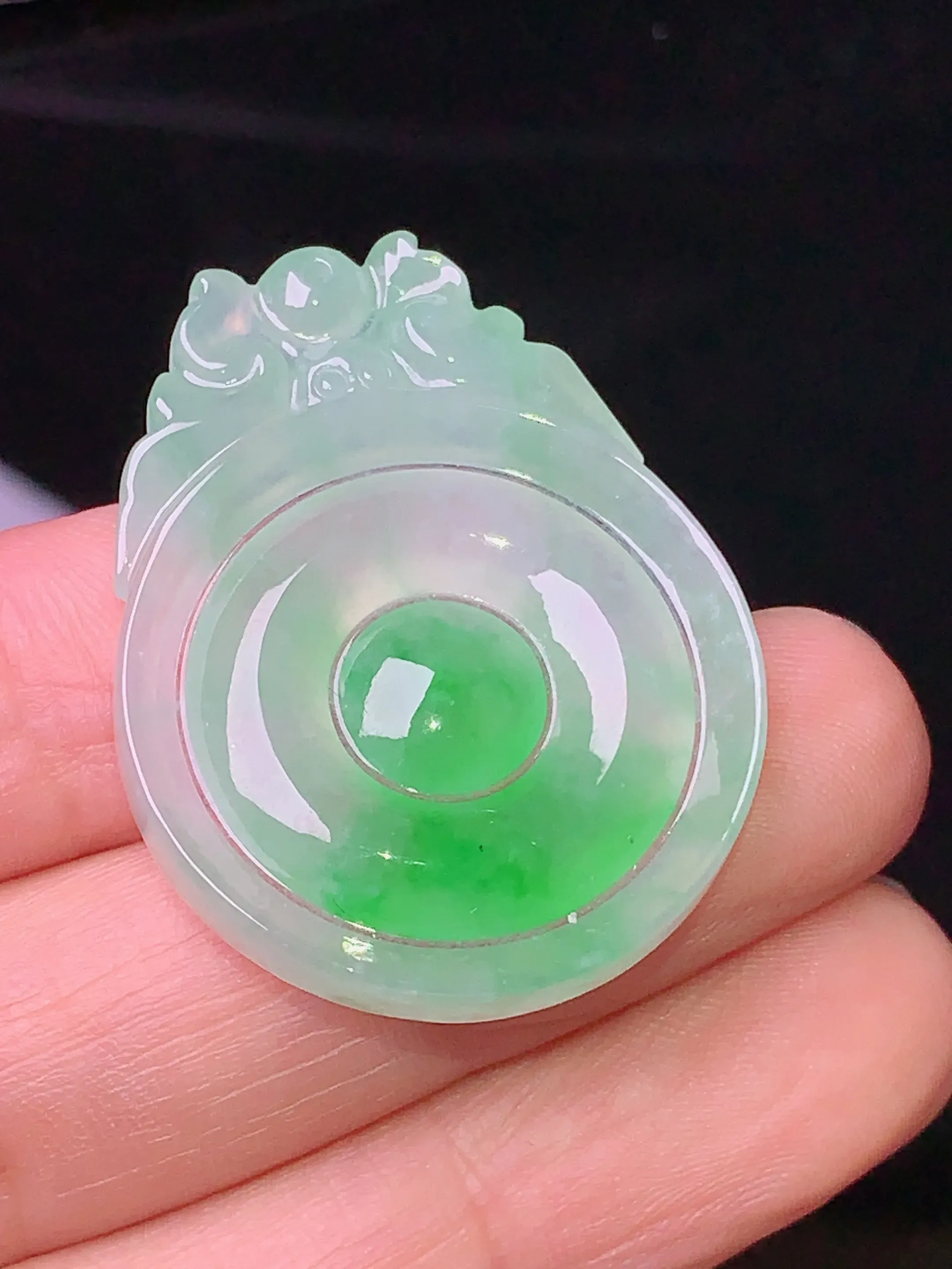 飘绿福在眼前吊坠 玉质细腻 色泽清新艳丽 整体尺寸33.8*26*3.6