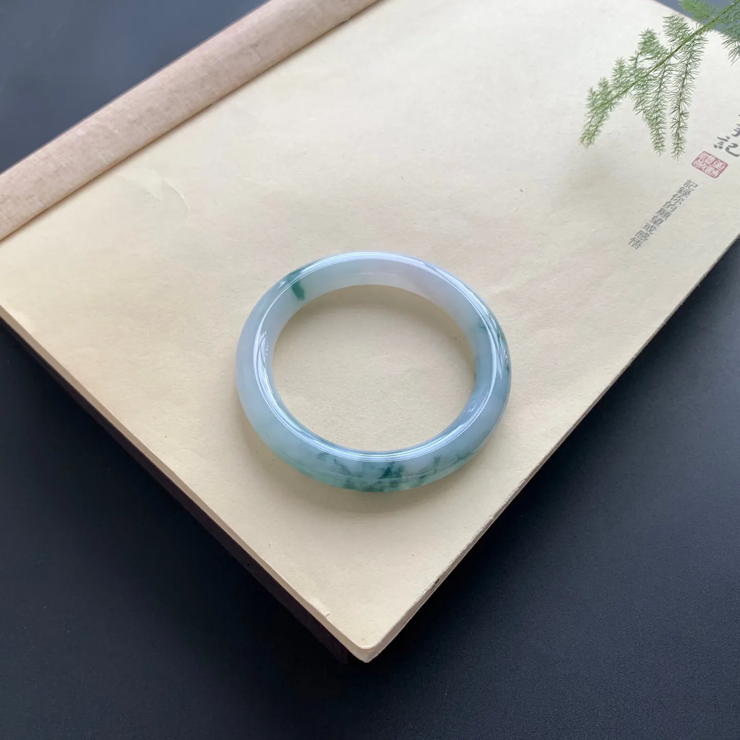 52圈口飘花圆条手镯 尺寸：52-9.5-9.8，细腻光滑，花色浓郁