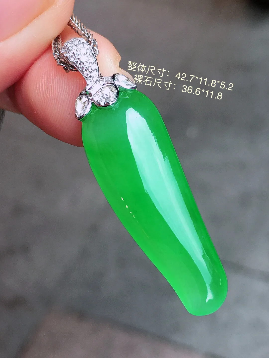 阳绿福瓜吊坠，色泽均匀艳丽，玉质细腻，荧光感超
强，饱满圆润，尽显优雅气质，18k
金豪华镶嵌
