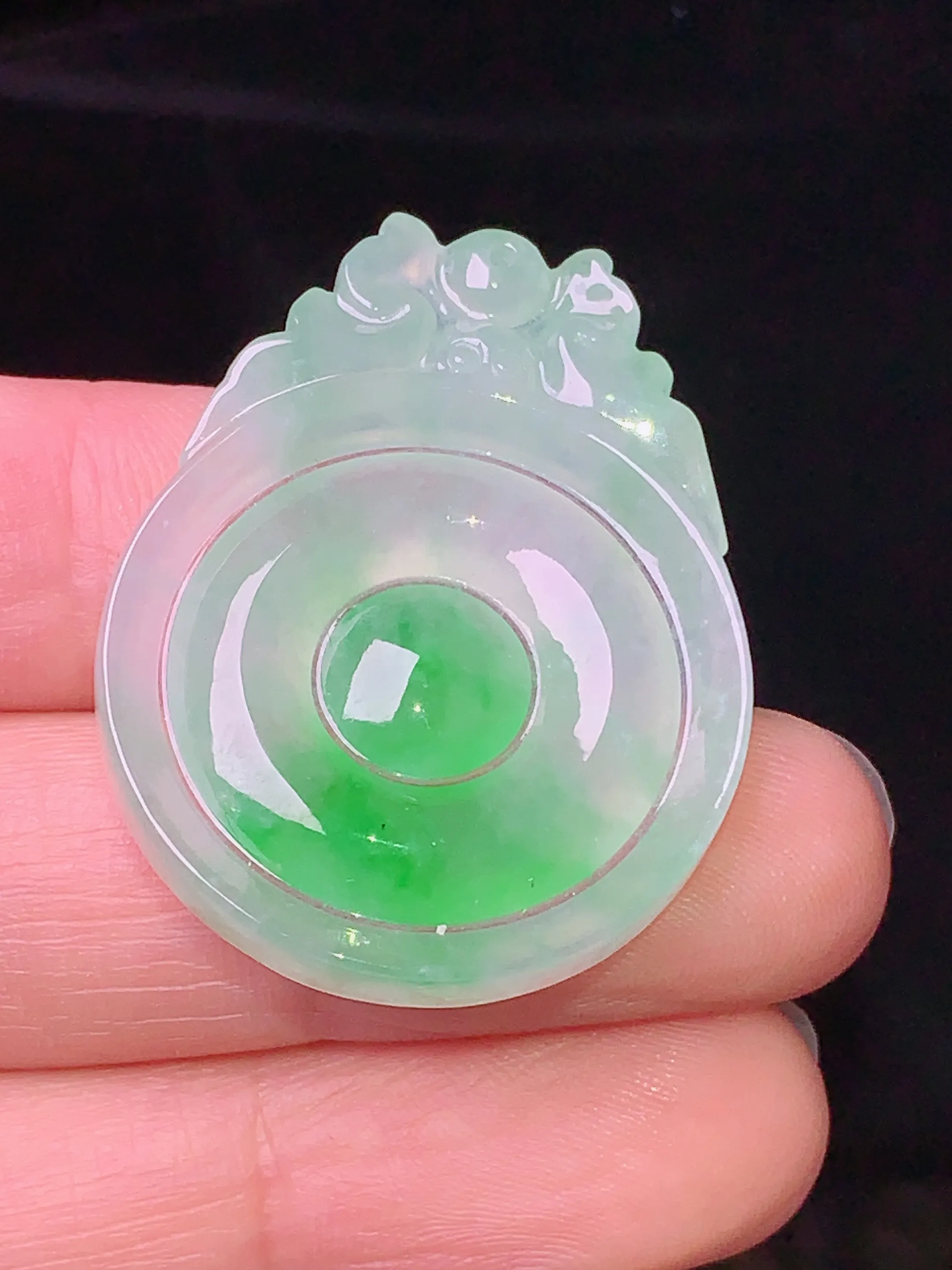 飘绿福在眼前吊坠 玉质细腻 色泽清新艳丽 整体尺寸33.8*26*3.6