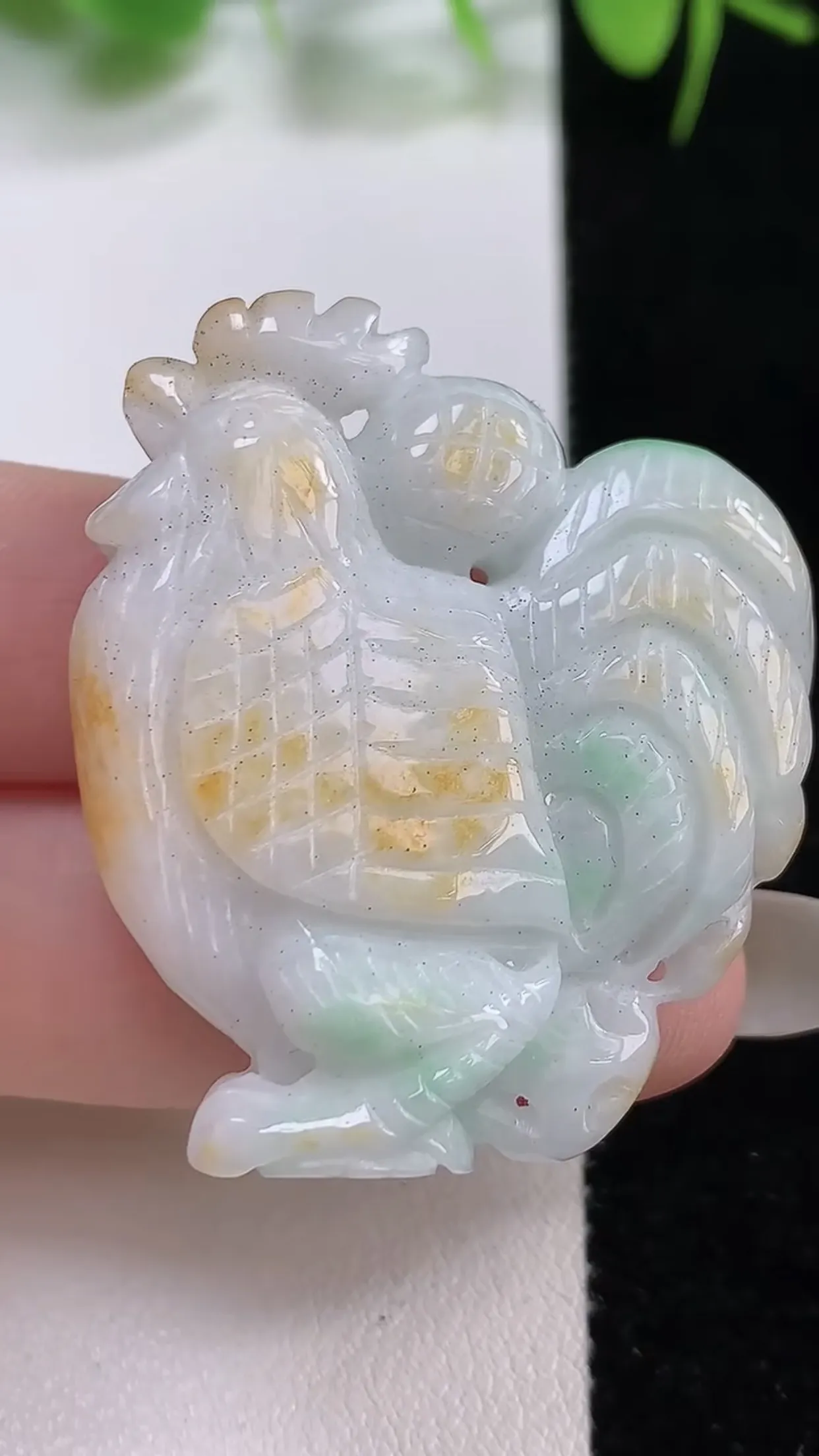 缅甸天然翡翠a货 老坑料起胶冰润 双彩黄加绿生肖鸡吊坠，尺寸41-37-10mm  y 23.37