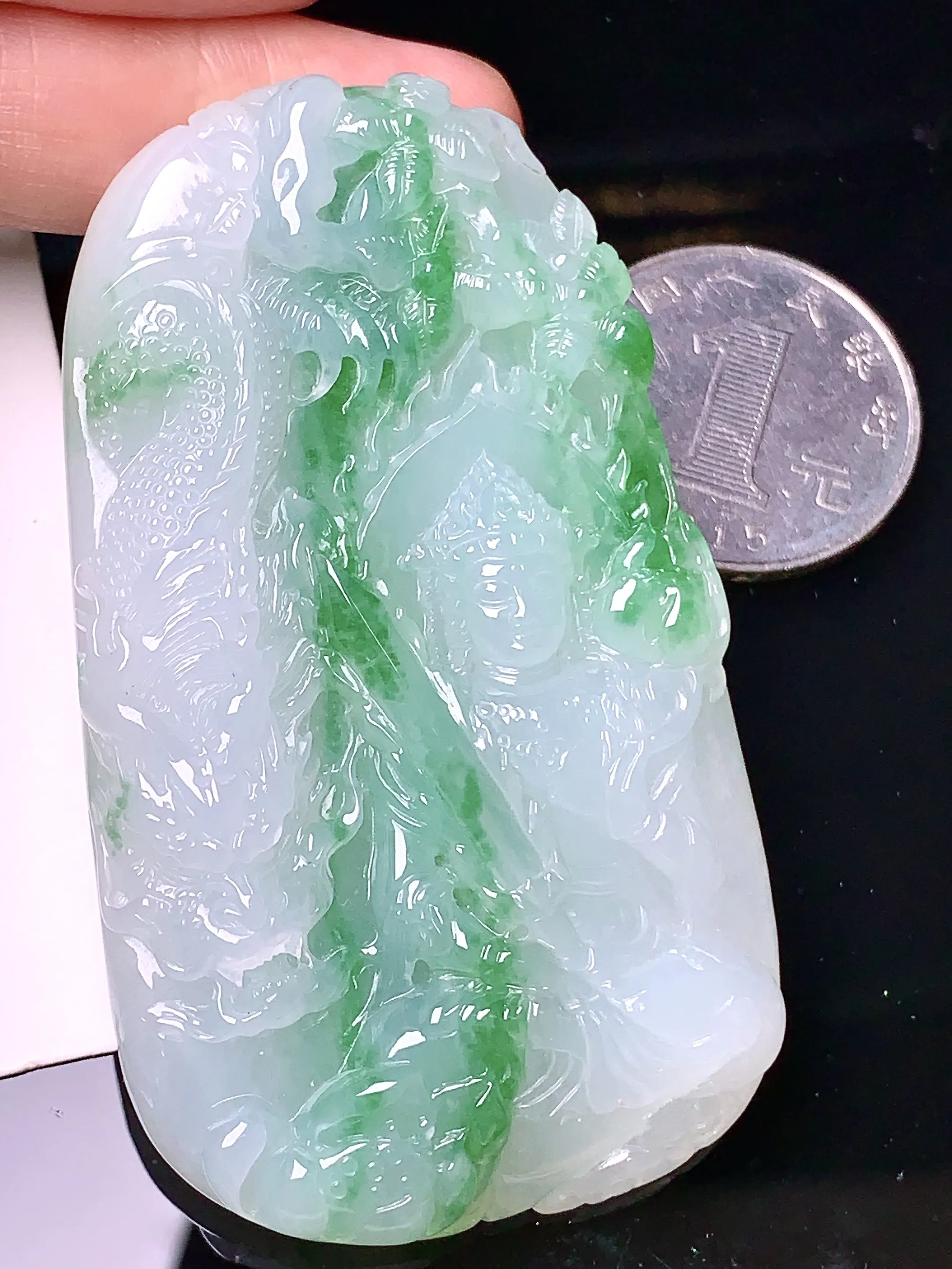 飘绿盘龙观音菩萨吊坠 玉质细腻 色泽清新艳丽 整体尺寸68*39.8*10