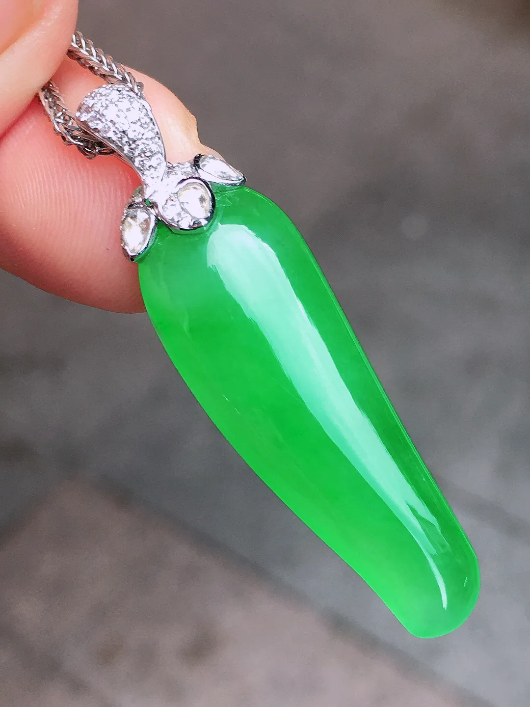 阳绿福瓜吊坠，色泽均匀艳丽，玉质细腻，荧光感超
强，饱满圆润，尽显优雅气质，18k
金豪华镶嵌