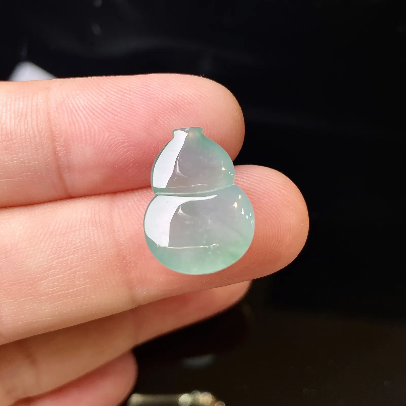 冰飘花葫芦，冰润饱满，玉质细腻，种水足 尺寸18*12.9*6.4