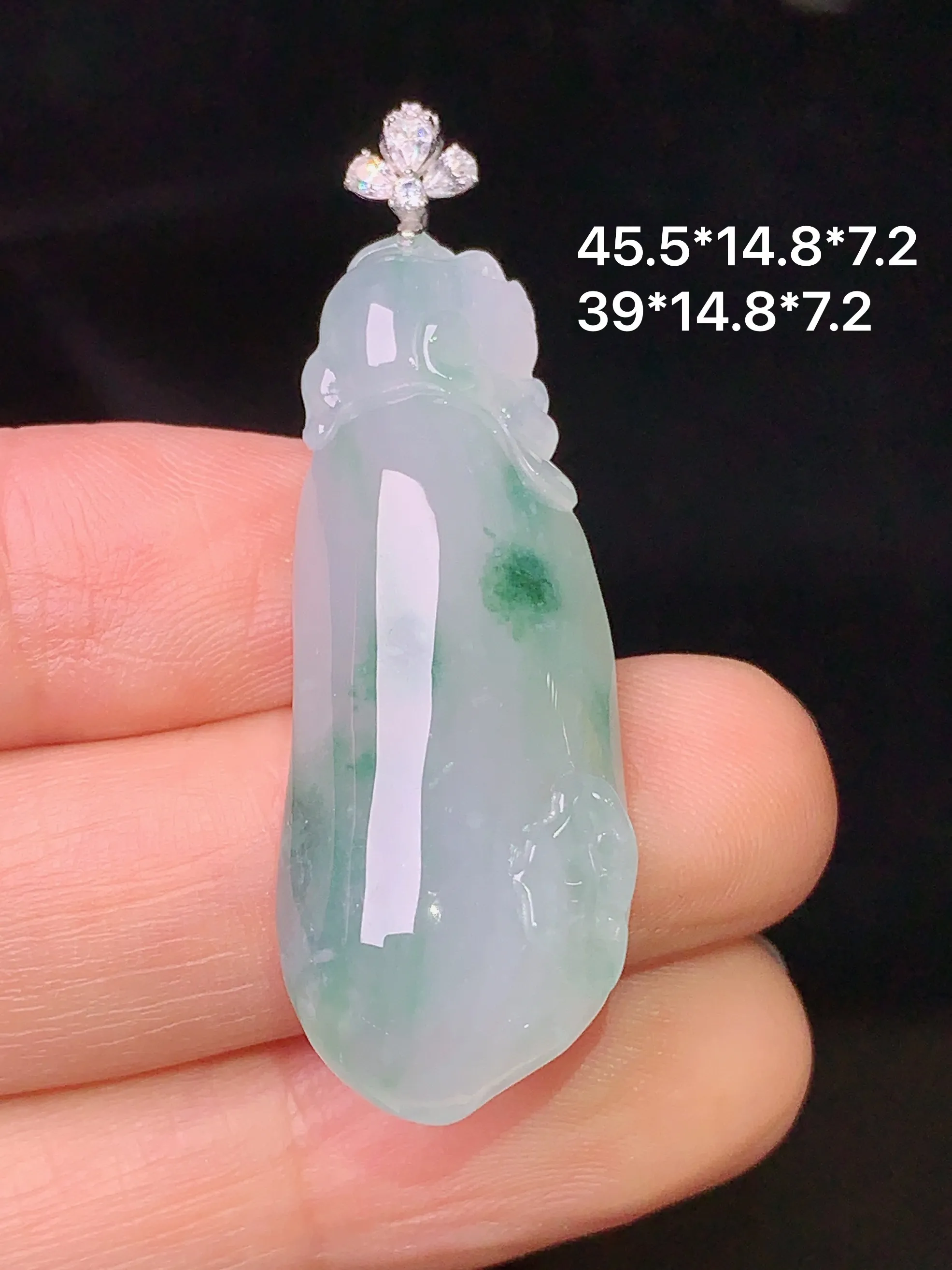 18k金钻镶嵌飘绿福瓜吊坠 玉质细腻 色泽清新艳丽 整体尺寸45.5*14.8*7.2