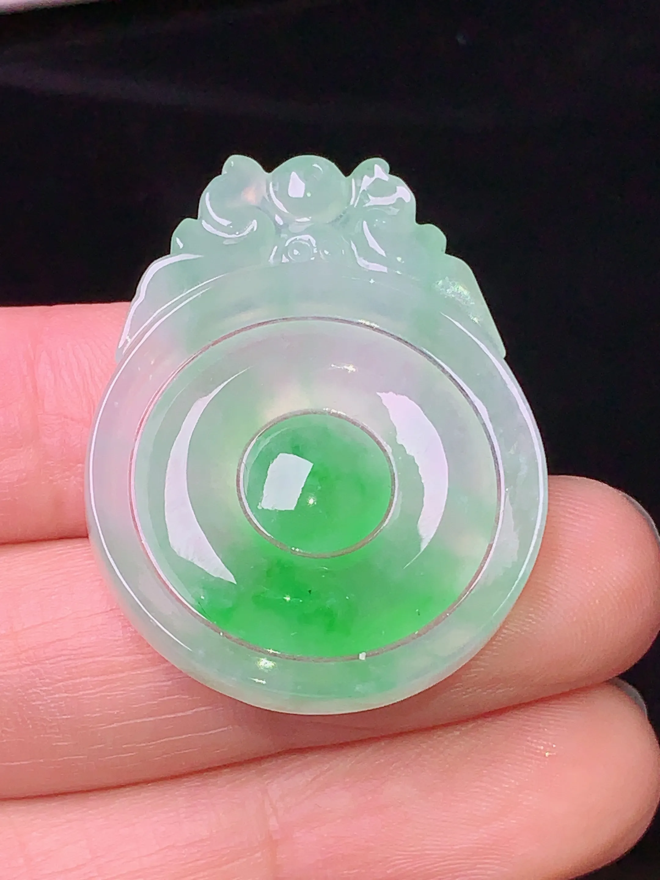 飘绿福在眼前吊坠 玉质细腻 色泽清新艳丽 整体尺寸33.8*26*3.6