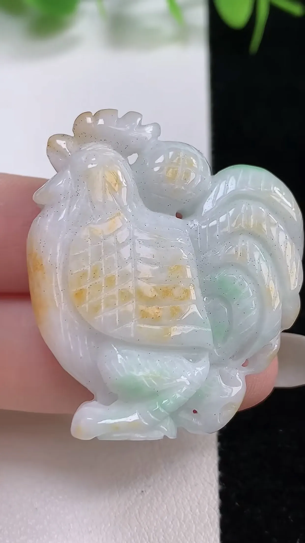 缅甸天然翡翠a货 老坑料起胶冰润 双彩黄加绿生肖鸡吊坠，尺寸41-37-10mm  y 23.37